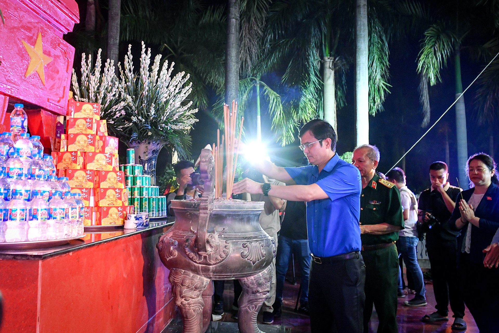 Các đại biểu dâng hương tại Đài tưởng niệm.