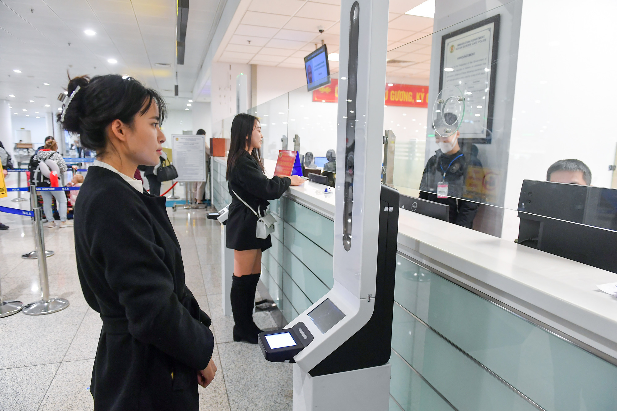 Hành khách đăng ký tại cột thủ công. Hành khách đăng ký tại cột thủ công.