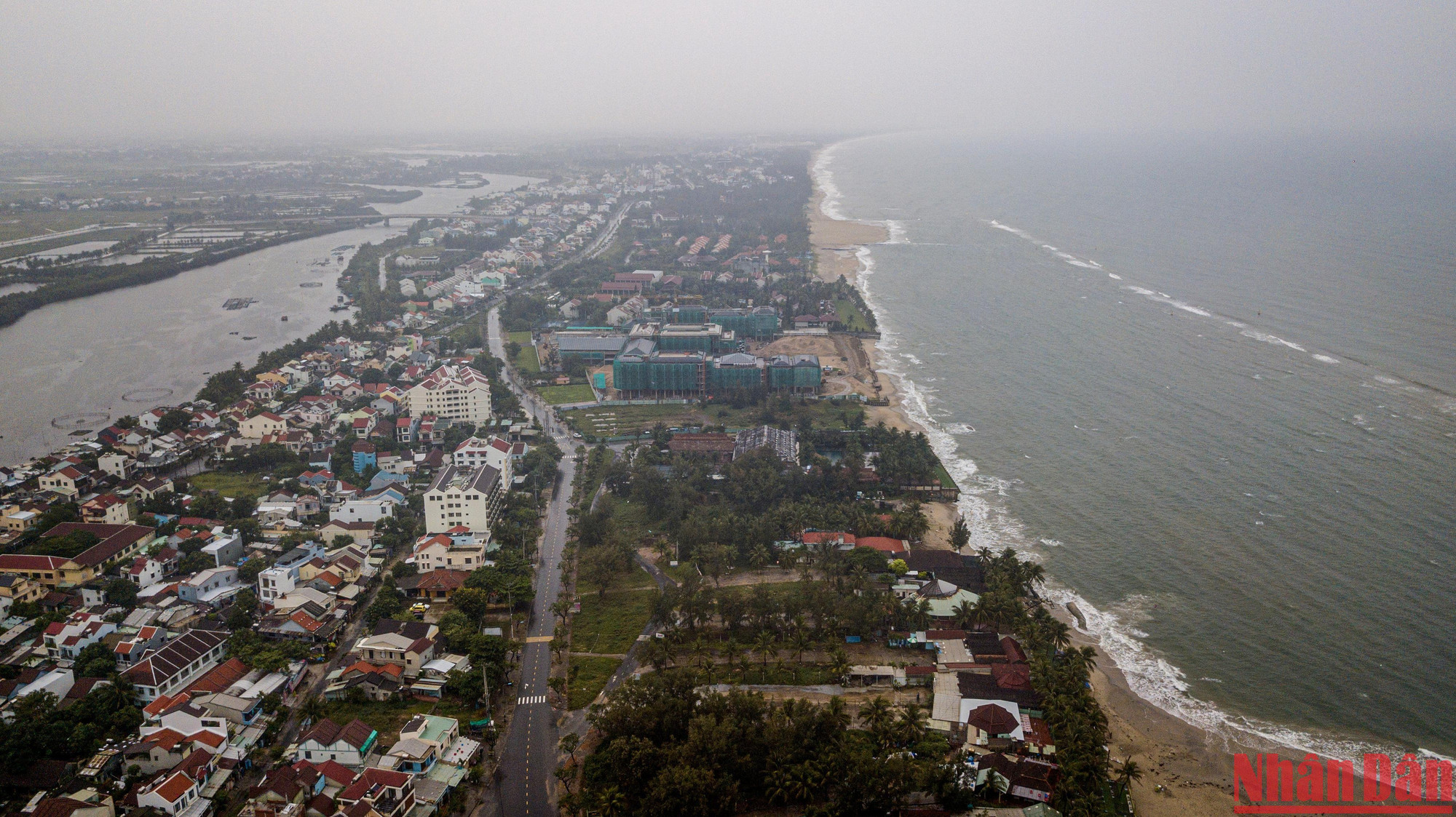 Theo Trung tâm Dự báo khí tượng thủy văn quốc gia, siêu bão Noru (cơn bão số 4) sẽ đổ bổ vào các tỉnh miền Trung trong sáng 28/9. Từ chiều tối và đêm 27/9, vùng biển ven bờ, trong đó có Cửa Đại (TP Hội An, tỉnh Quảng Nam) sẽ có sóng biển cao từ 3-5m.