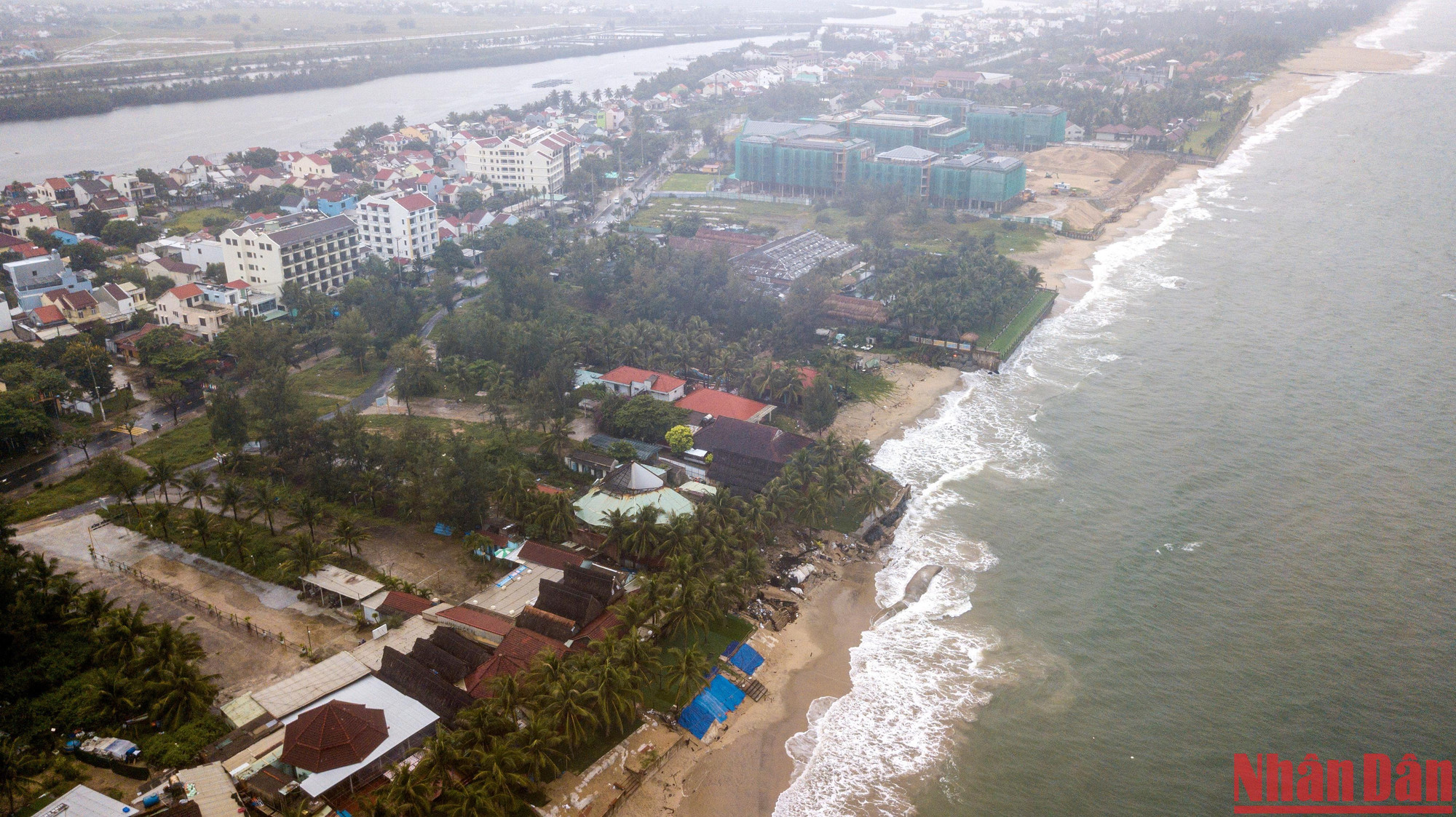 Bãi biển Cửa Đại bắt đầu đã có những đợt sóng lớn (ảnh chụp lúc 11 giờ 30 phút sáng 27/9).