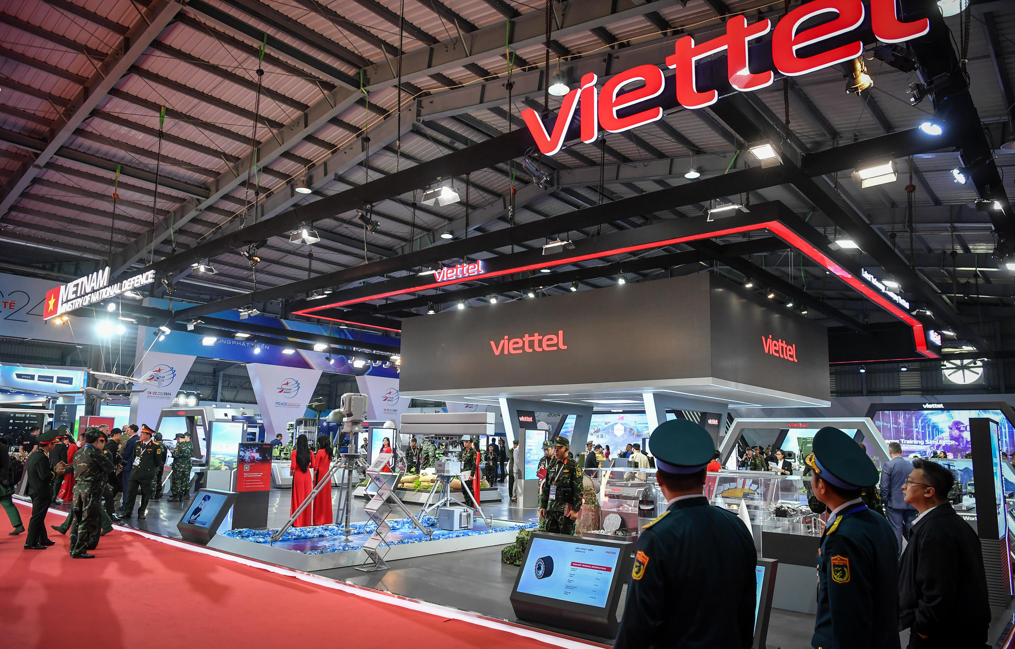 Ngày 19/12, Triển lãm Quốc phòng quốc tế Việt Nam 2024 đã chính thức được khai mạc. Khu vực triển lãm có tổng diện tích hơn 100.000m2 với diện tích trưng bày trong nhà 15.000m2 (tăng gấp đôi so với triển lãm năm 2022) và ngoài trời hơn 20.000m2.