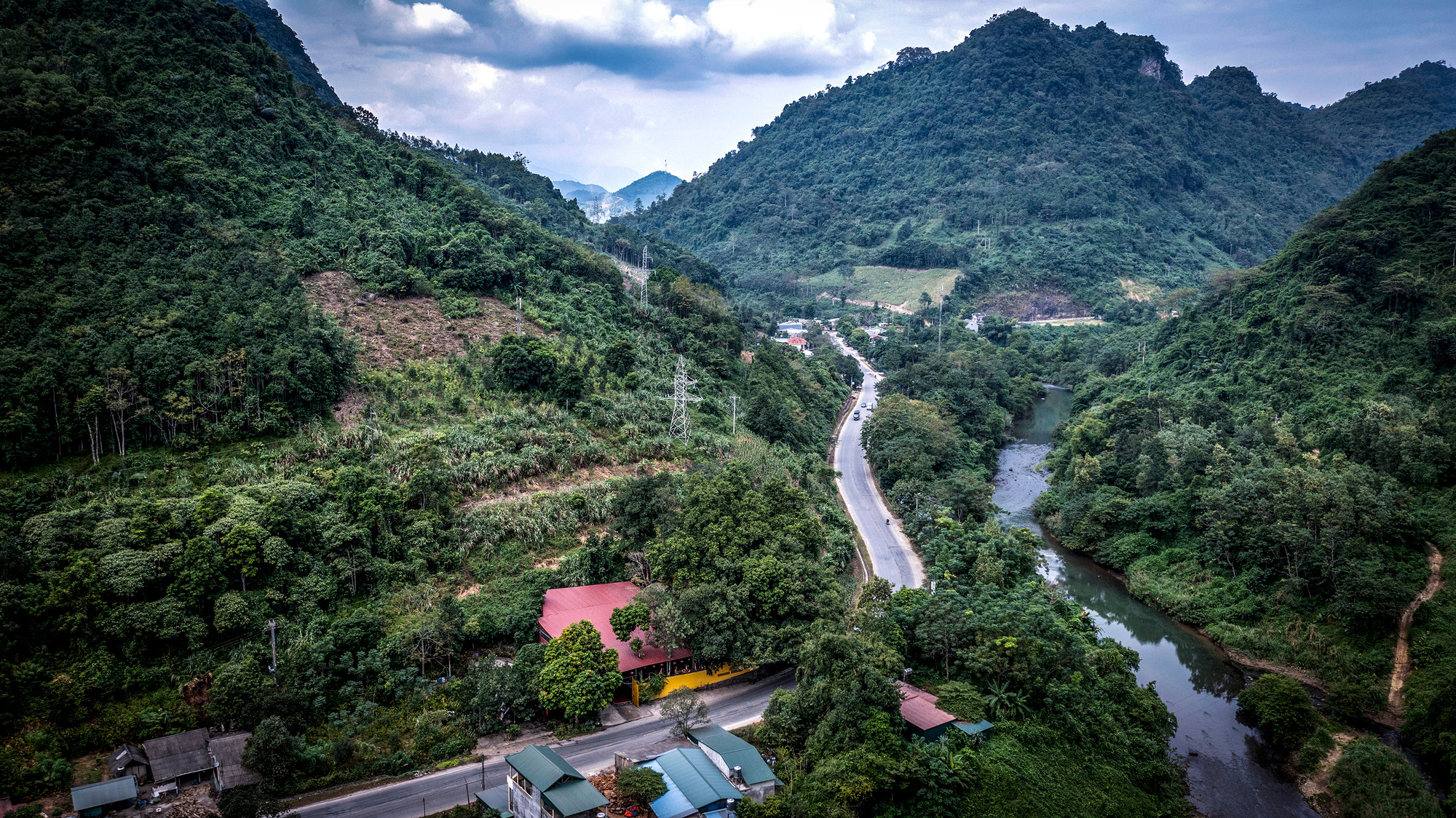 Sau nhiều năm, nhờ khối đại đoàn kết toàn dân, Sín Thầu đã vươn mình mạnh mẽ. Sín Thầu cũng trở thành xã đầu tiên của huyện Mường Nhé đạt chuẩn nông thôn mới vào năm 2021.