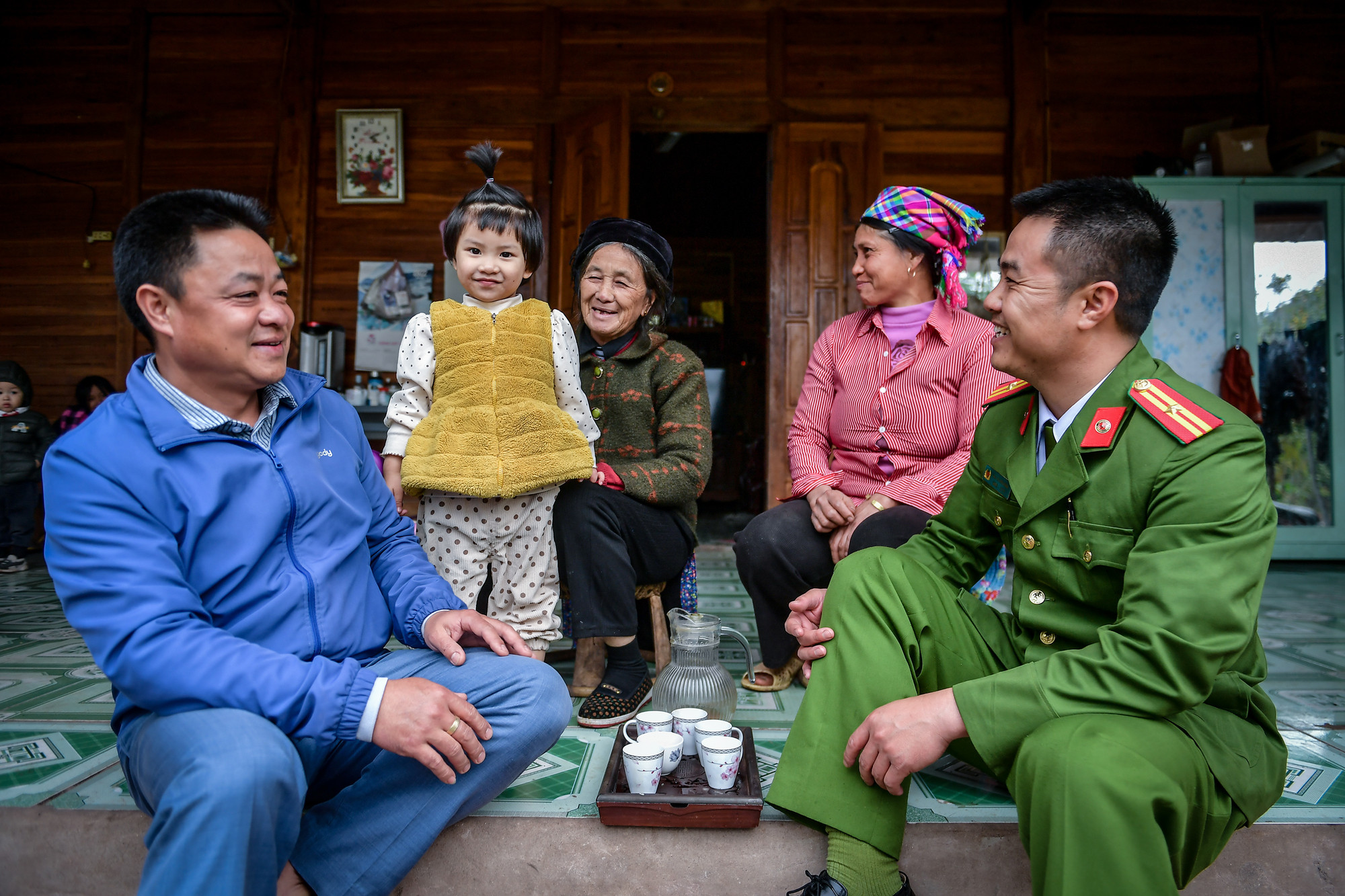 Thiếu tá Bùi Quang Khải được bà con Hà Nhì đón tiếp bằng những nụ cười và chén trà ấm mỗi khi anh đến chơi. Xuân này nơi ngã ba biên giới anh không hề cô đơn...