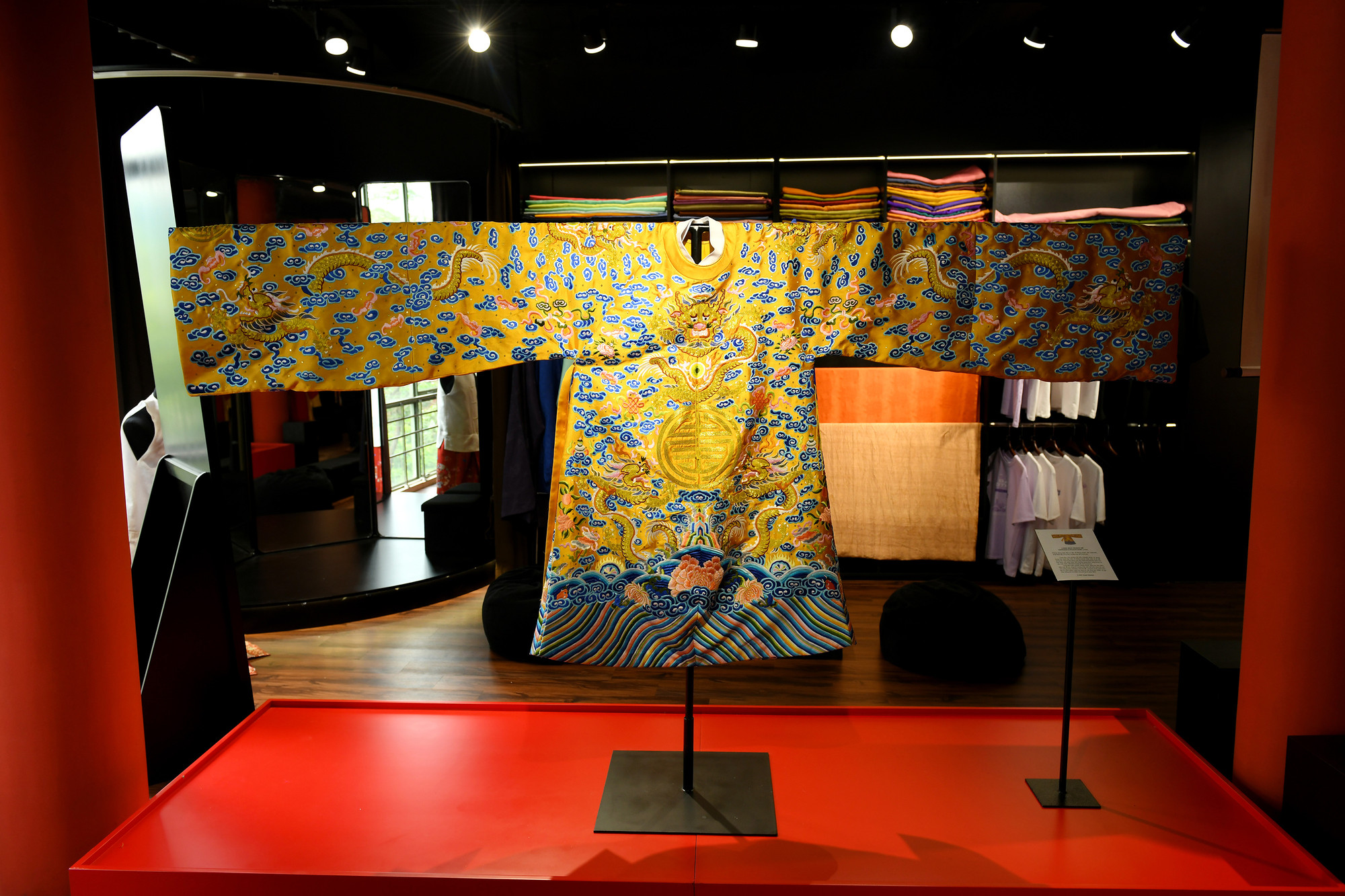 Sau khi có được bản vẽ thống nhất, họ sẽ cho in vải, may thành mẫu thật. Với các áo thêu, phụ kiện mũ mão sẽ chuyển cho nghệ nhân ở các làng nghề thực hiện. Về chất liệu, họ tìm đến các làng nghề như: Vạn Phúc, La Khê, Bưởi, Nha Xá, Nam Cao, Mã Châu, Tân Châu… Mỗi mẫu trang phục, nhóm đăng tải trên fanpage, đính kèm tư liệu để công chúng có thể tiếp nhận hoàn chỉnh hơn.