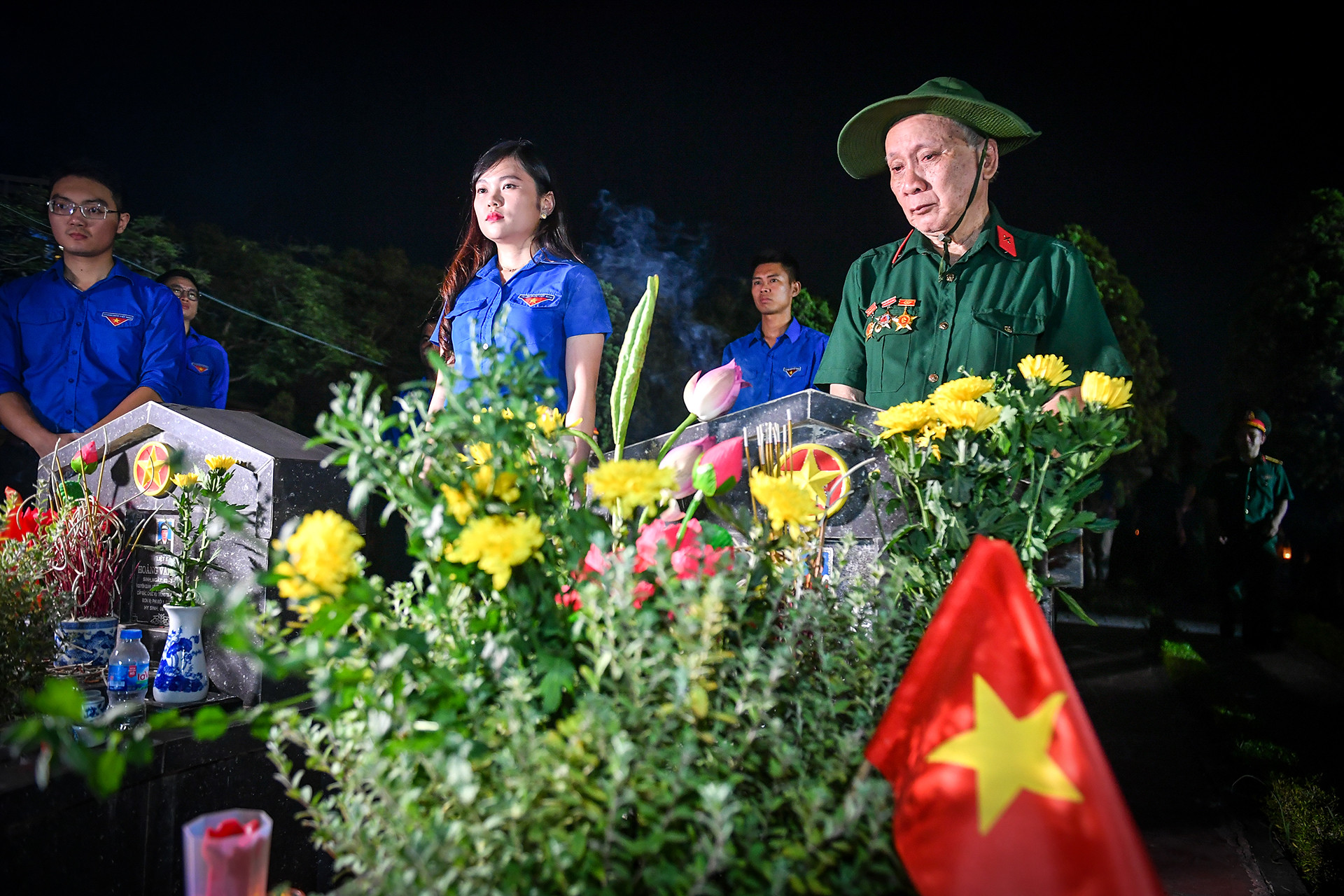 Nhiều gia đình, thân nhân các liệt sĩ có mặt tại nghĩa trang để tưởng nhớ các liệt sĩ.