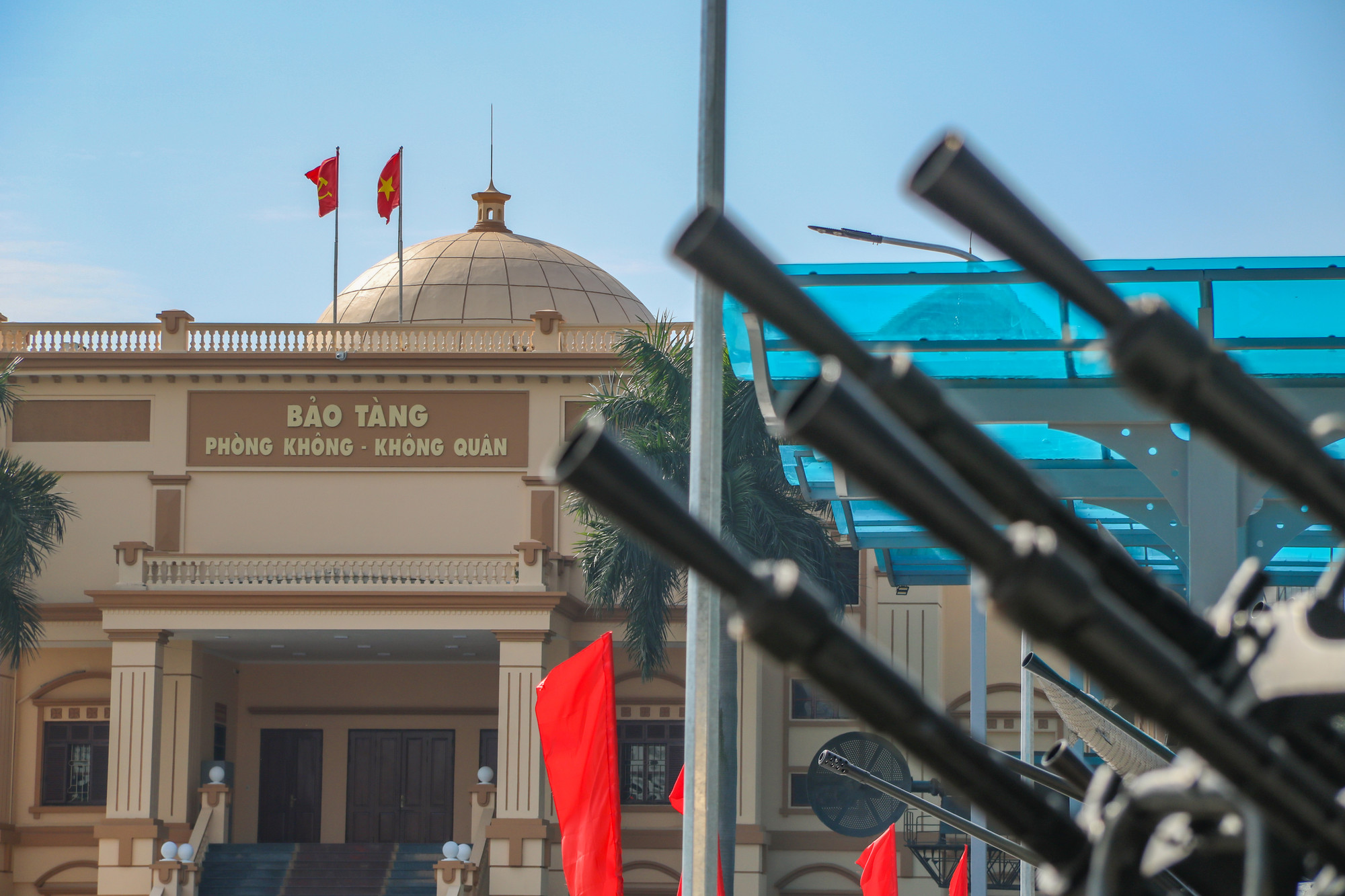 Bảo tàng Phòng không-Không quân là nơi lưu trữ nhiều hiện vật, tài liệu có giá trị minh chứng cho sự hình thành và phát triển của bộ đội Phòng không-Không quân Việt Nam trong 2 cuộc kháng chiến cứu nước.