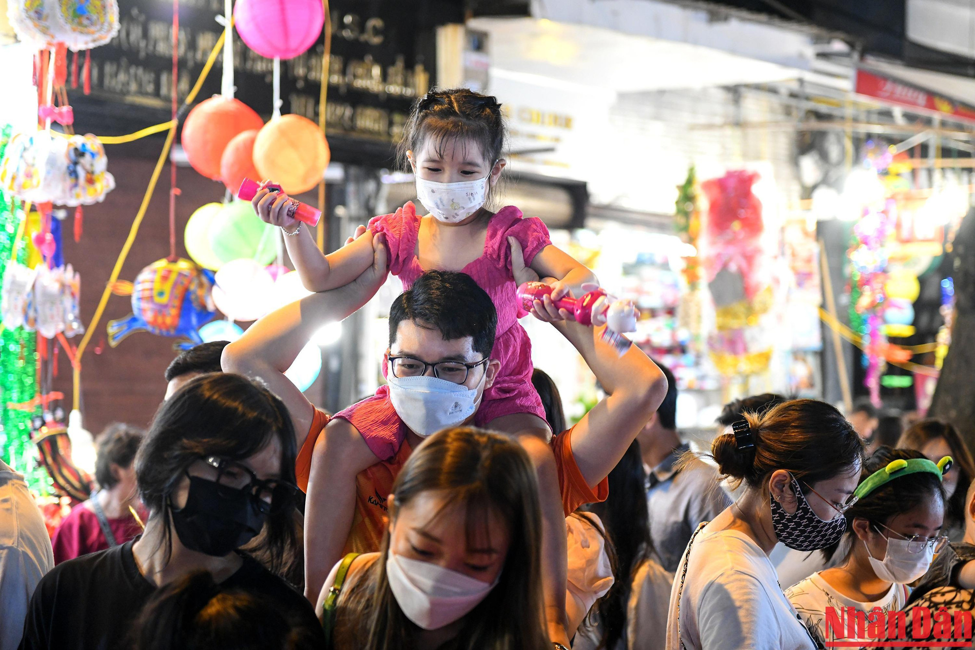 Niềm vui vỡ òa của hai bố con sau khi chen được dòng người để mua đồ chơi Trung thu.