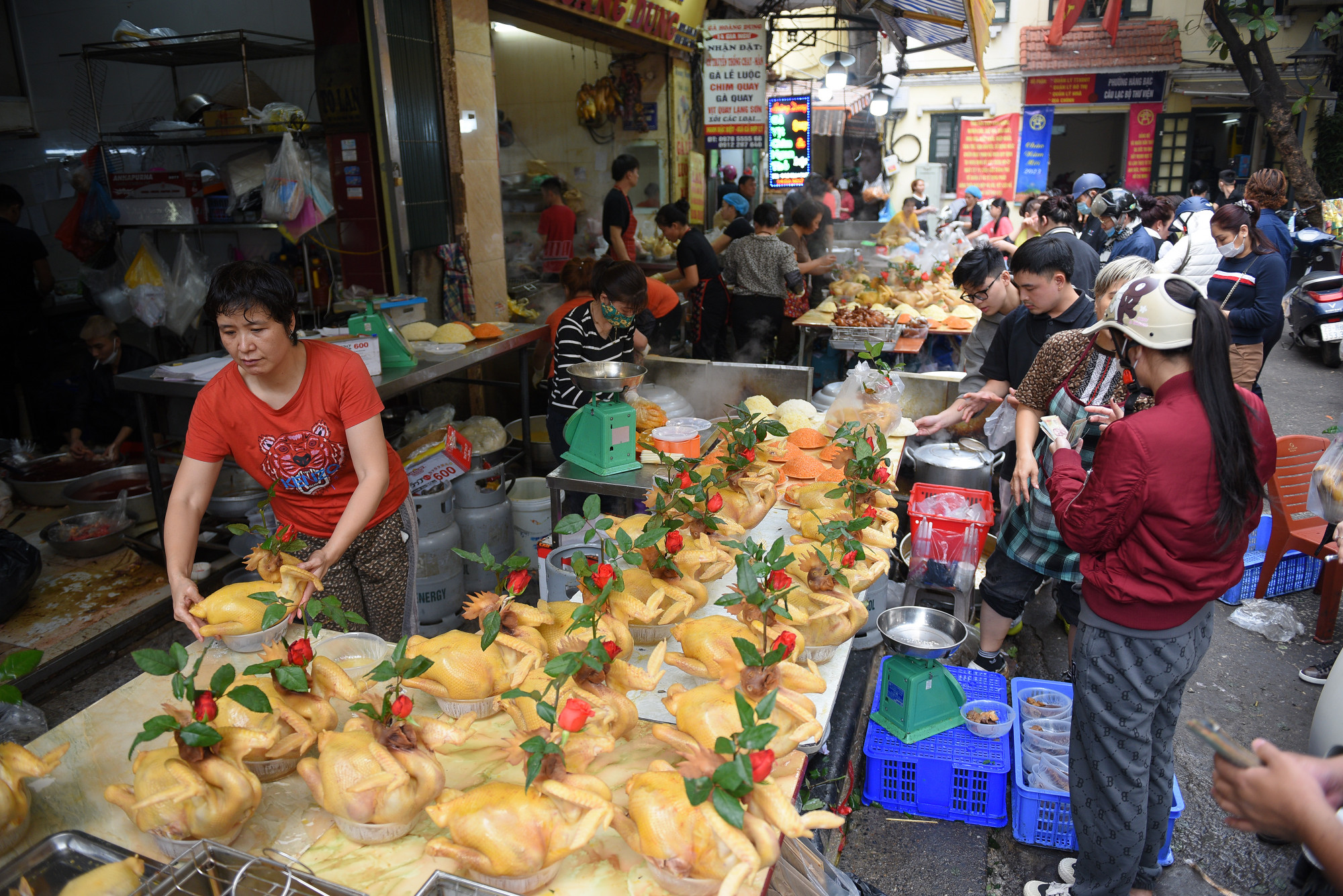 Một chủ quán gà luộc trên chợ Hàng Bè cho hay: "Gà cúng ngậm hoa hồng là mặt hàng đắt khách nhất tại khu phố này. Gà có nhiều kích cỡ, giá dao động trung bình khoảng 500.000 - 700.000 đồng/con. Năm nay, do không còn lo ngại dịch Covid-19 nên lượng khách mua tăng mạnh so với 2 năm trước”