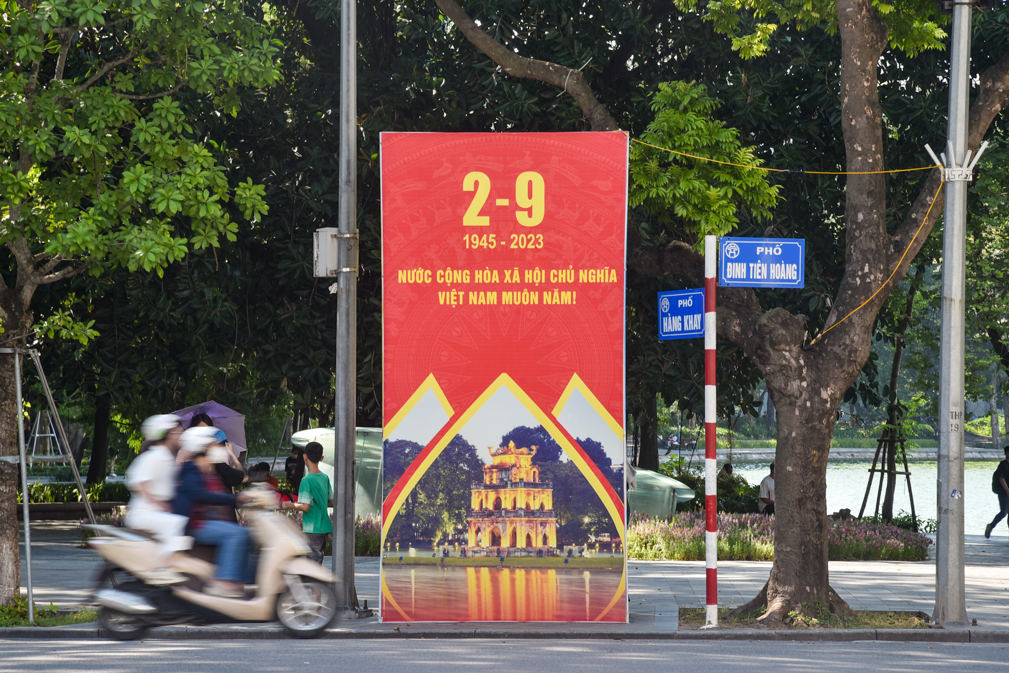 [Ảnh] Đường phố Hà Nội rực rỡ cờ hoa chào mừng ngày Quốc Khánh Việt Nam 2/9 ảnh 2