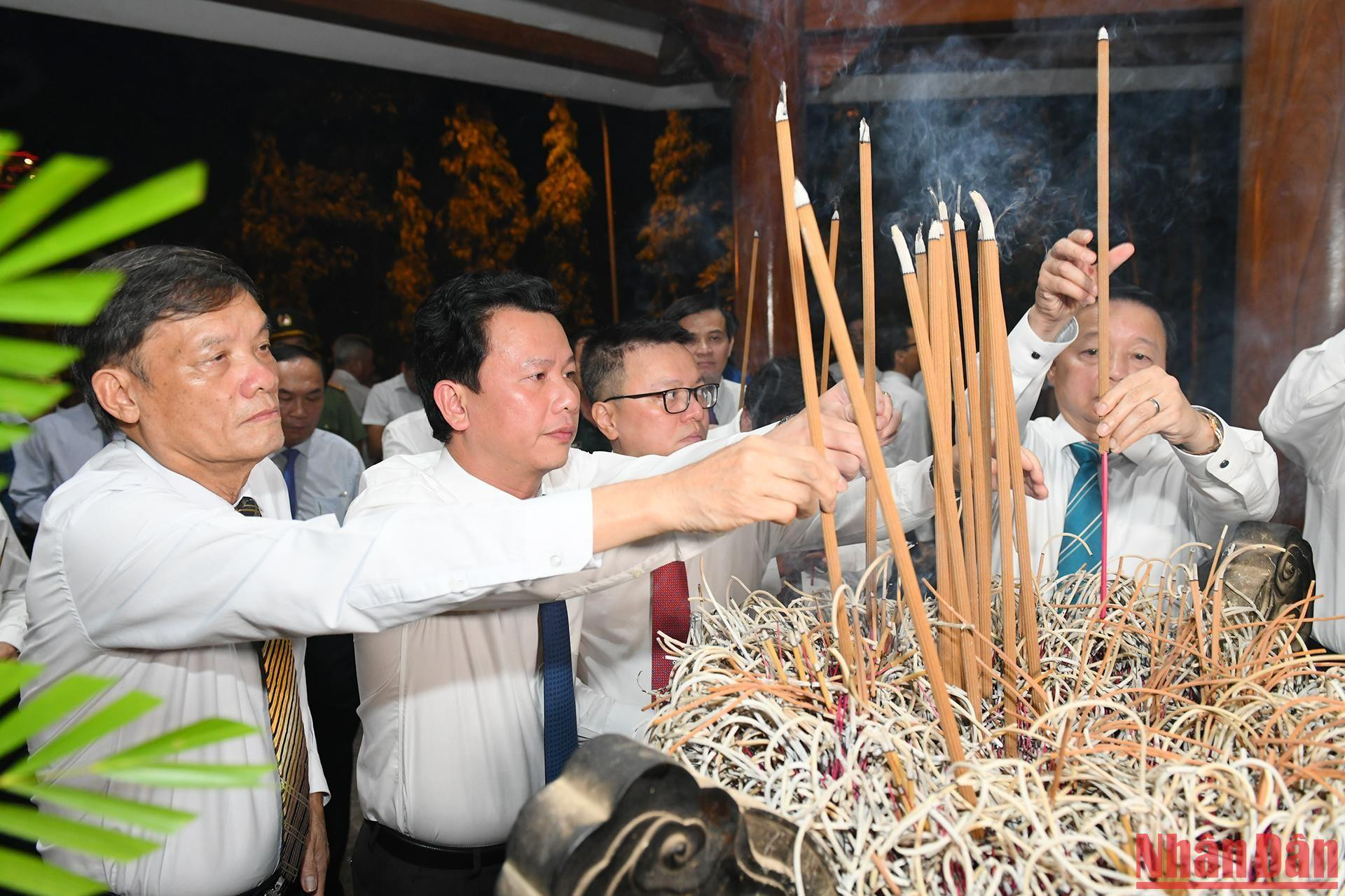 Lãnh đạo Đảng, Nhà nước dâng hương tri ân các Anh hùng, liệt sĩ tại Ngã ba Đồng Lộc ảnh 2