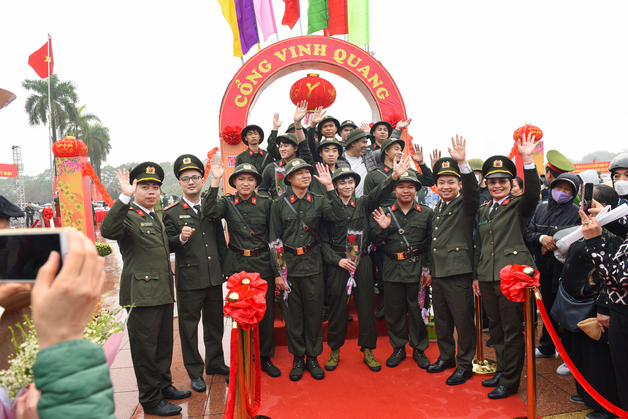 Các tân binh thực hiện nghĩa vụ Công an nhân dân năm 2023 bày tỏ quyết tâm thực hiện tốt nhiệm vụ được giao trước khi lên đường.