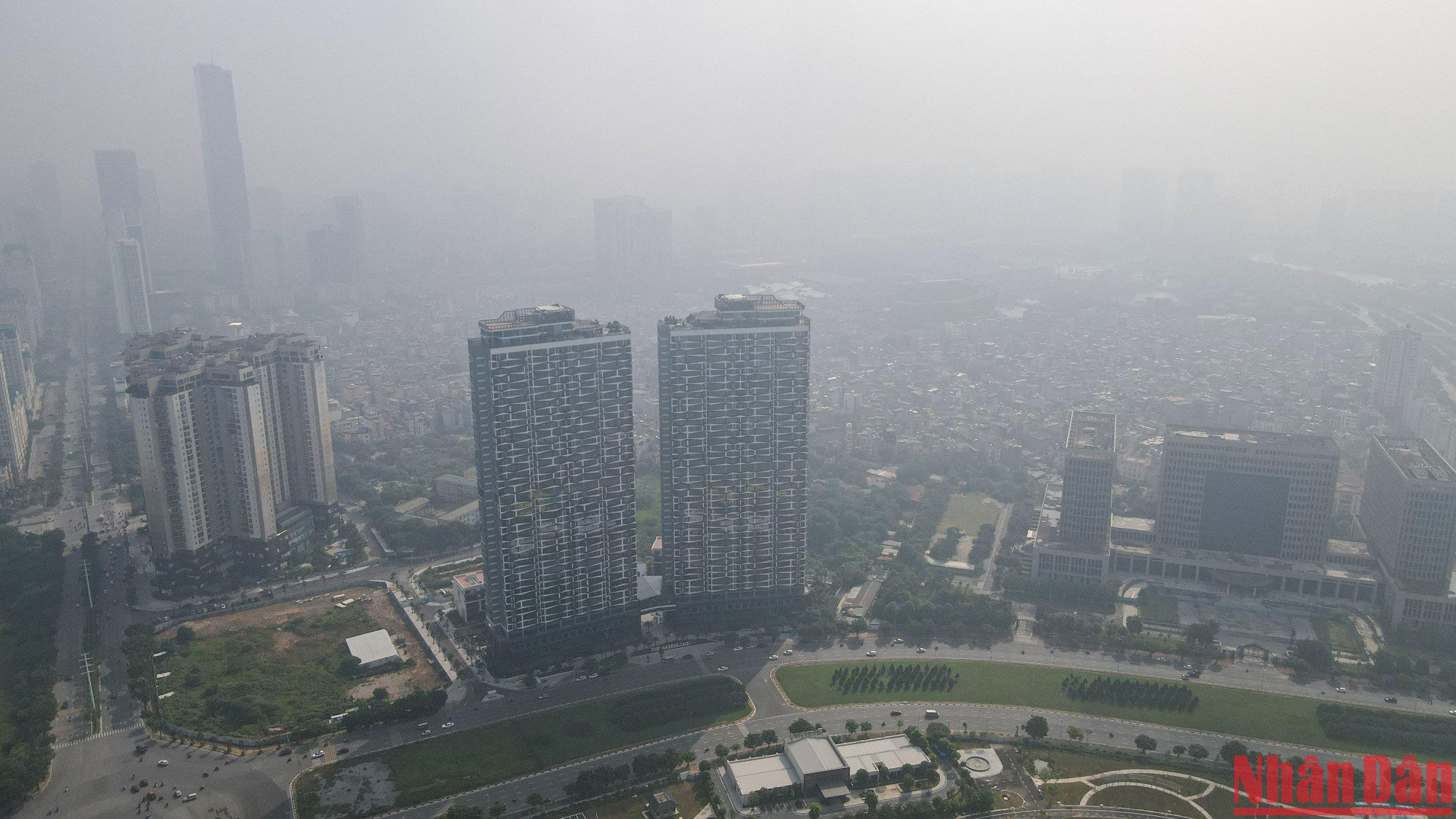 Tới khoảng 10 giờ sáng, mức độ dày của sương mù có xu hướng giảm do nắng đã xuất hiện. Tuy nhiên, nhiều đài quan trắc tại Hà Nội vẫn báo chỉ số ô nhiễm không khí ở mức cao.