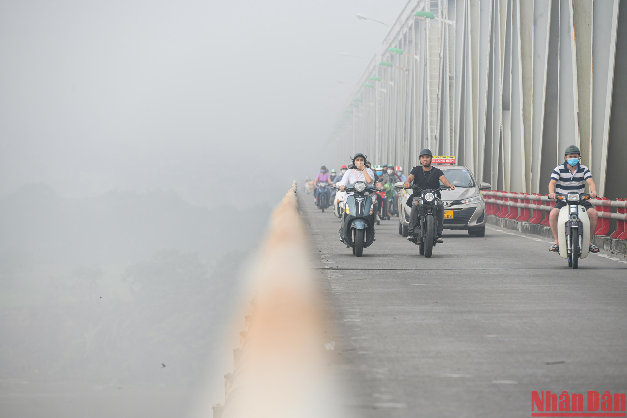 Hiện tượng sương mù dày đặc tại cầu Chương Dương sáng 18:9, người tham gia giao thông gần như không nhìn thấy cảnh quan chung quanh.