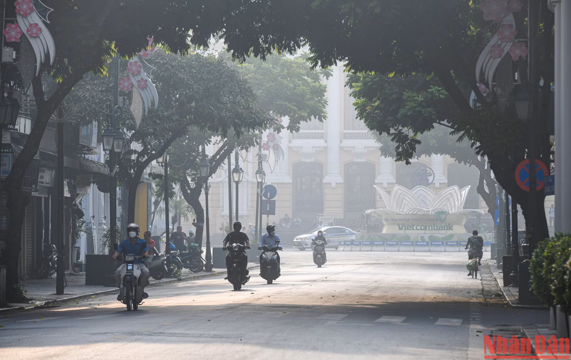 Khu vực Nhà Hát Lớn đã không còn thấy rõ sau màn sương khi quan sát từ xa.