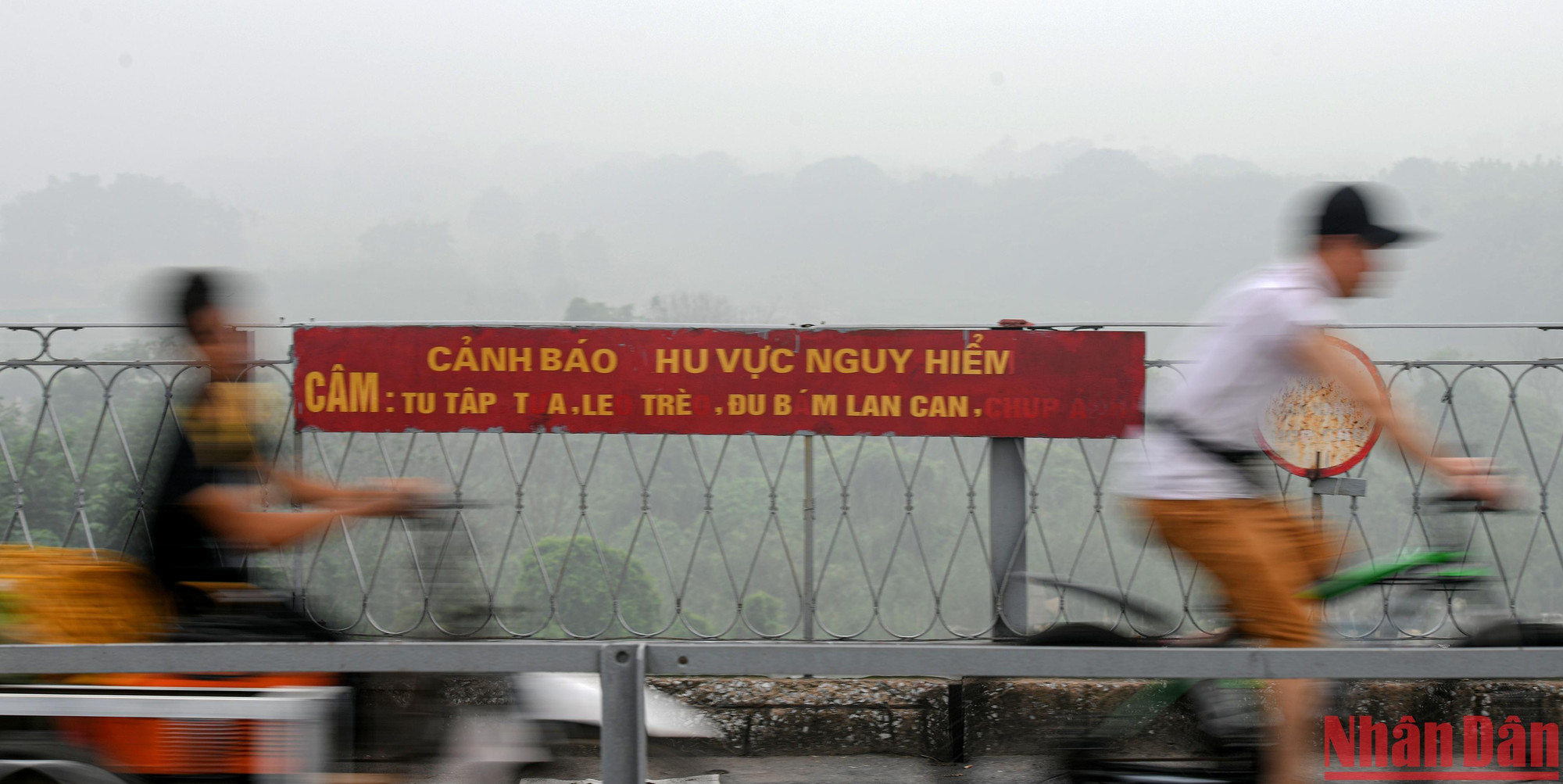 Người tham gia giao thông trên cầu cần rất cẩn thận bởi sương mù khiến tầm quan sát hạn chế.