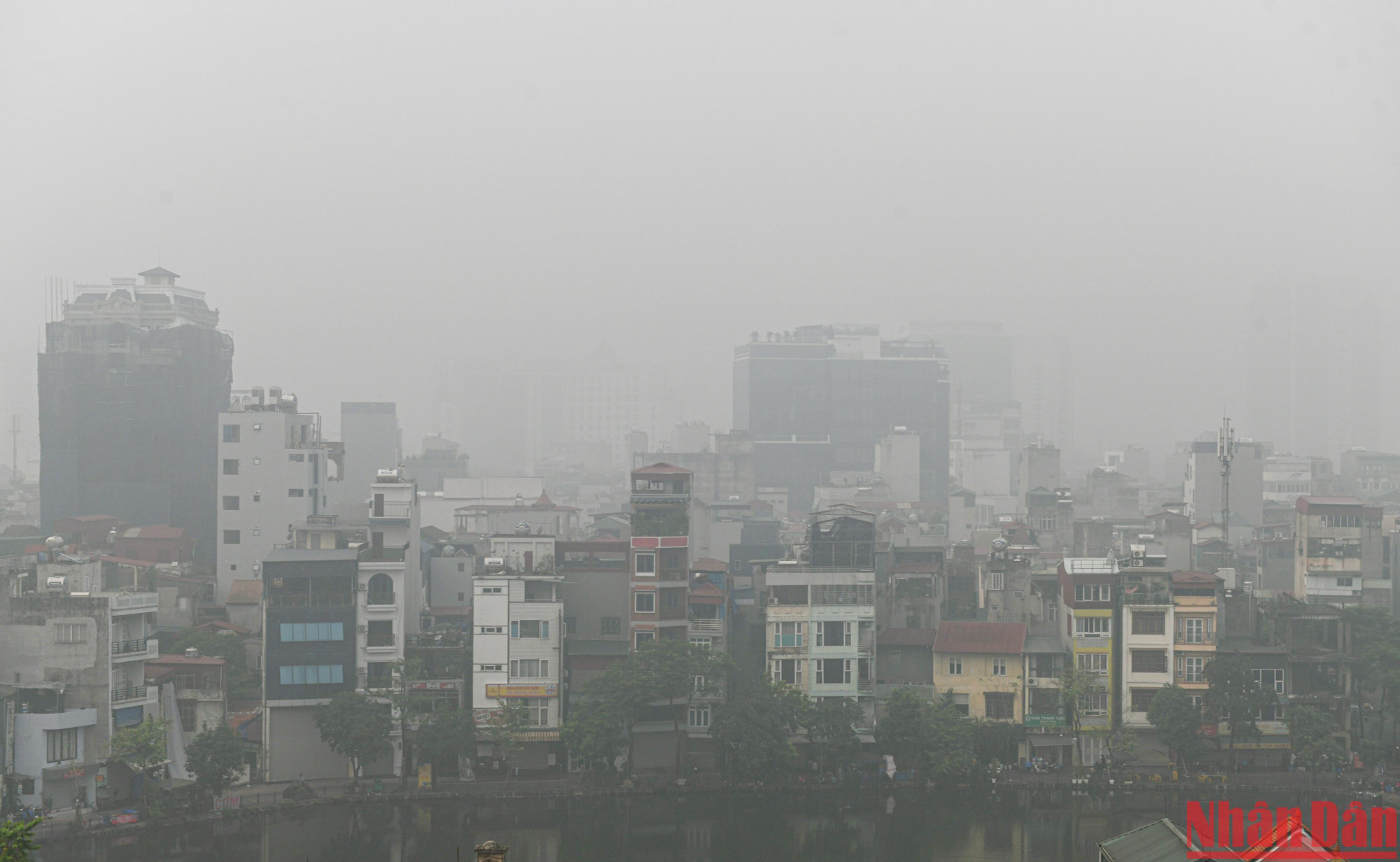 Sáng nay 18/9, chất lượng không khí tại Hà Nội ở mức rất xấu khiến toàn thành phố rơi vào tình trạng sương mù dày đặc.