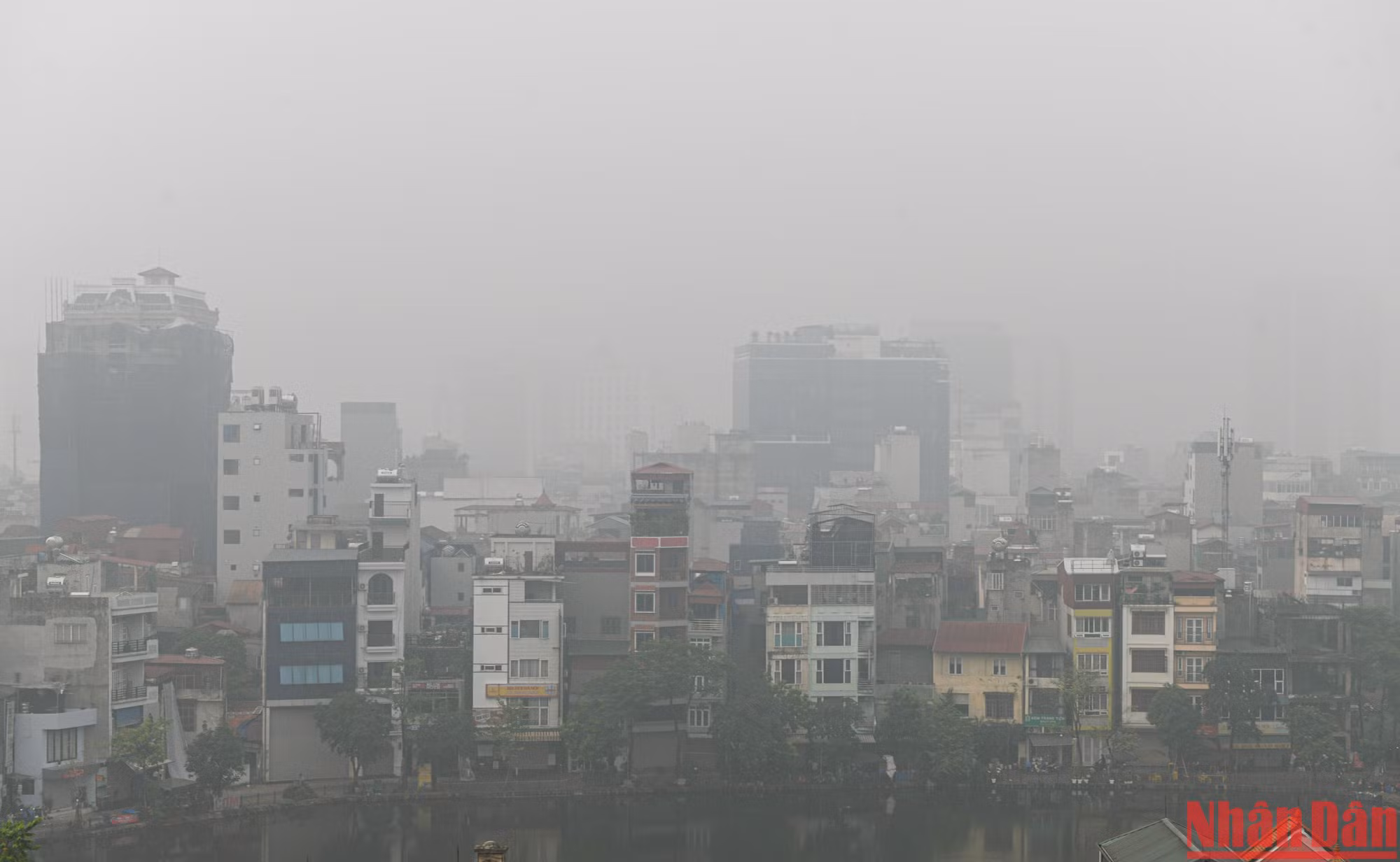 Sáng nay 18/9, chất lượng không khí tại Hà Nội ở mức rất xấu khiến toàn thành phố rơi vào tình trạng sương mù dày đặc.