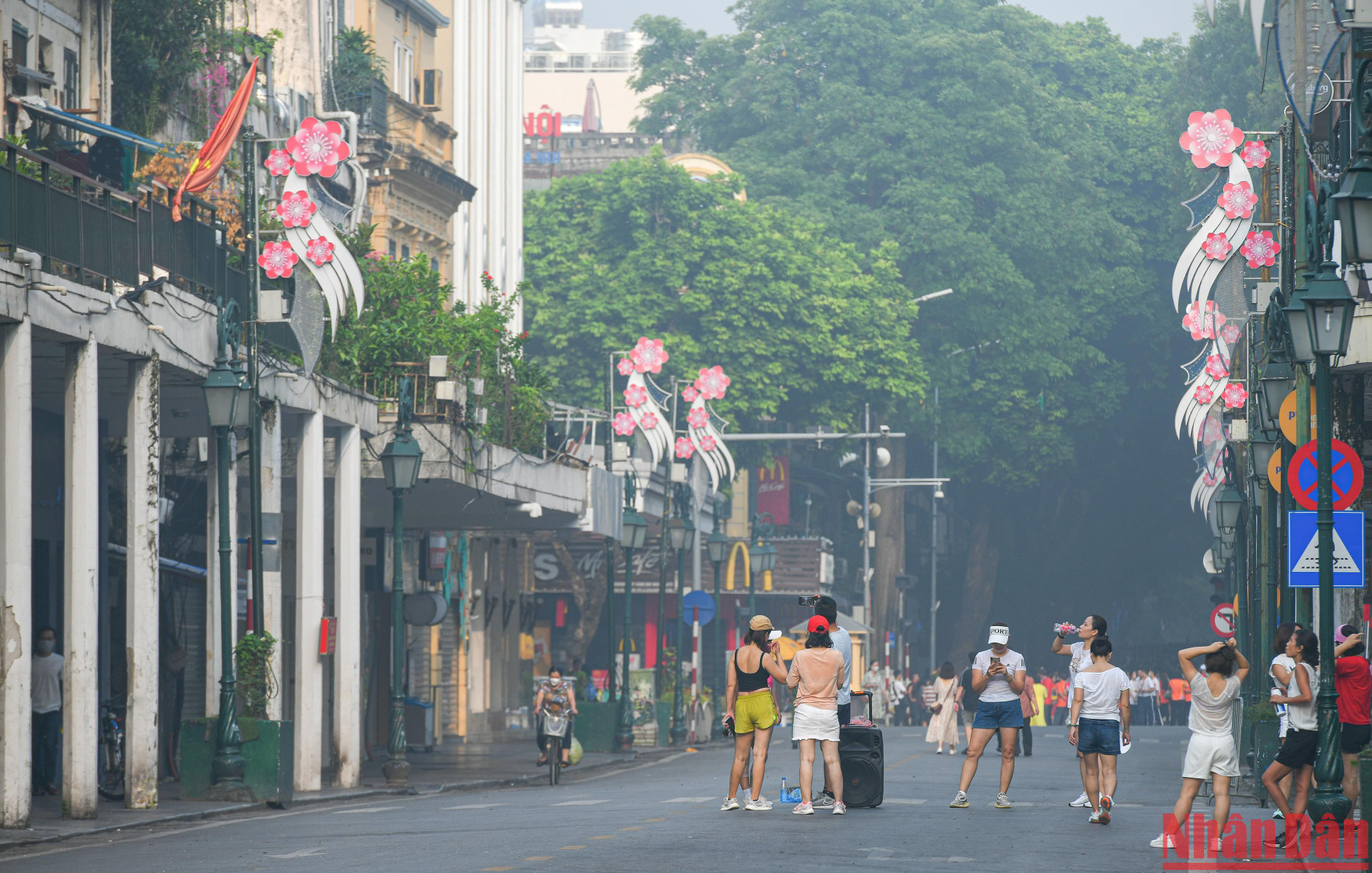 Tại khu vực phố Tràng Tiền quanh hồ Hoàn Kiếm có thể nhìn thấy rõ mức độ ô nhiễm không khí cùng với lớp sương mù bao phủ.
