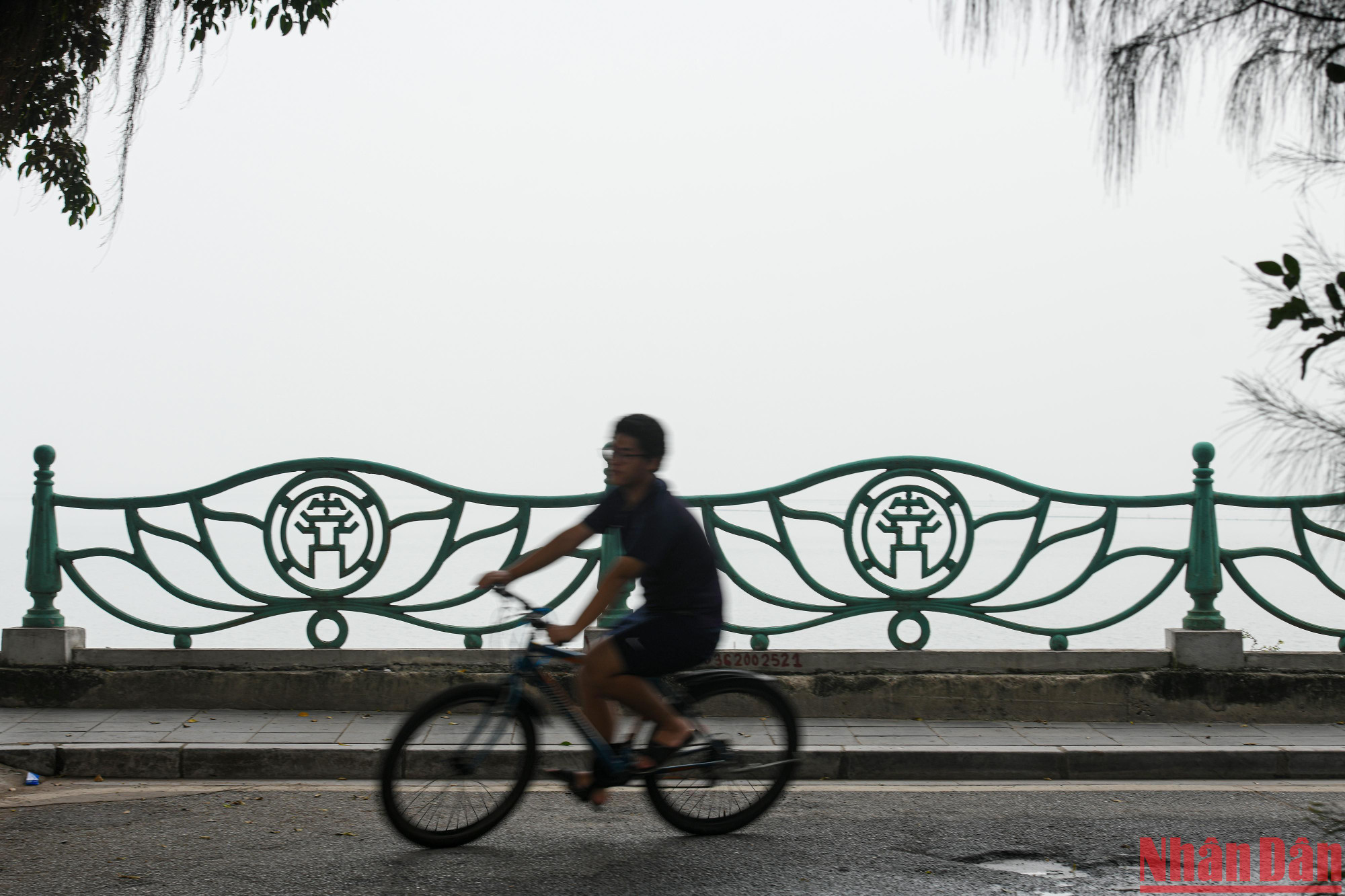 Bầu trời Hà Nội sớm nay mù mịt trong màn sương đục do ô nhiễm không khí nặng. Các chuyên gia khuyến cáo, khi không khí ô nhiễm, nhóm người bình thường nên giảm các hoạt động mạnh khi ở ngoài trời, tránh tập thể dục kéo dài. Những người thấy có triệu chứng đau mắt, ho hoặc đau họng…, nên cân nhắc giảm các hoạt động ngoài trời.