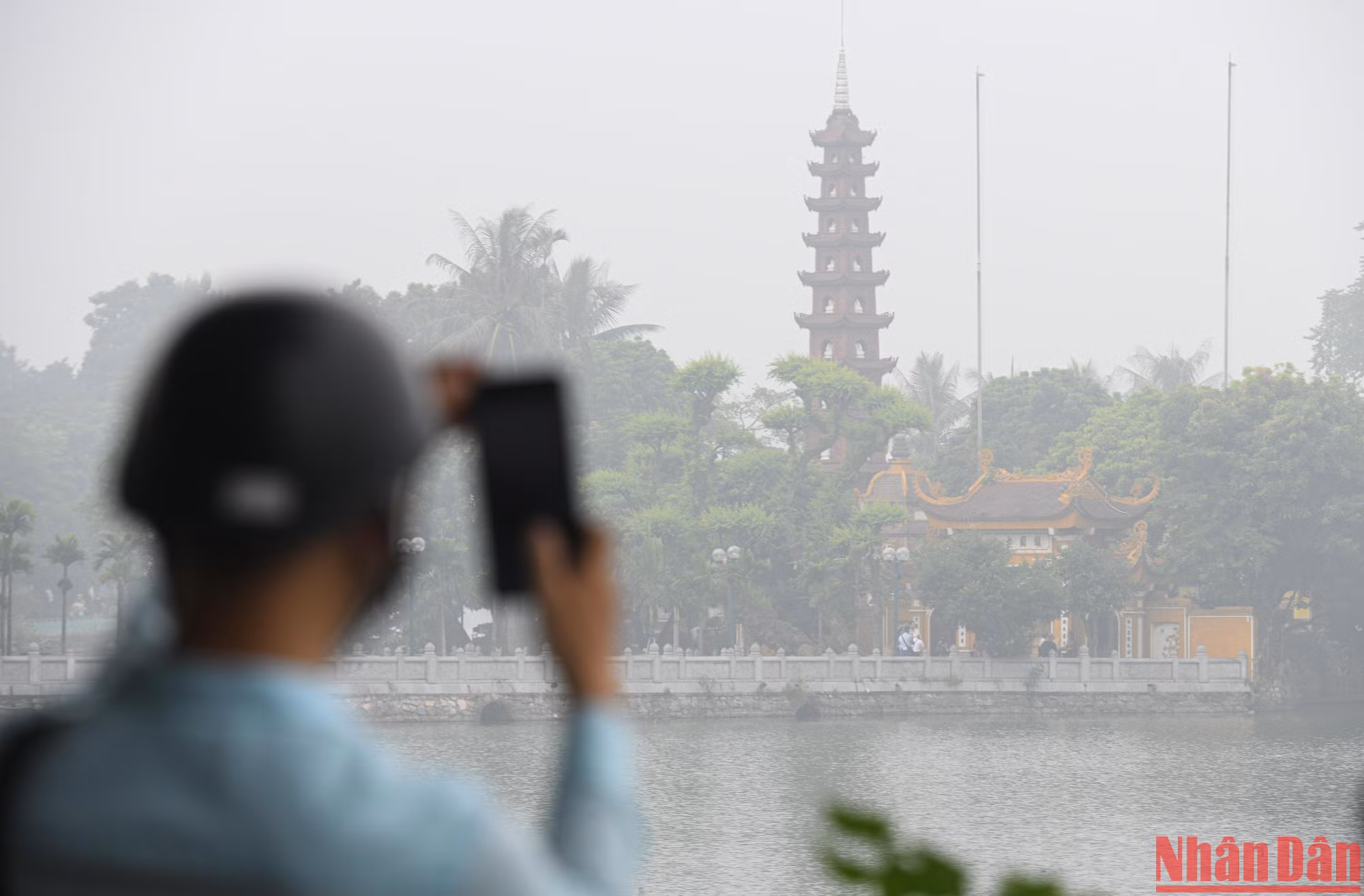 Sương mù bao trùm Hà Nội, mức độ ô nhiễm không khí cao