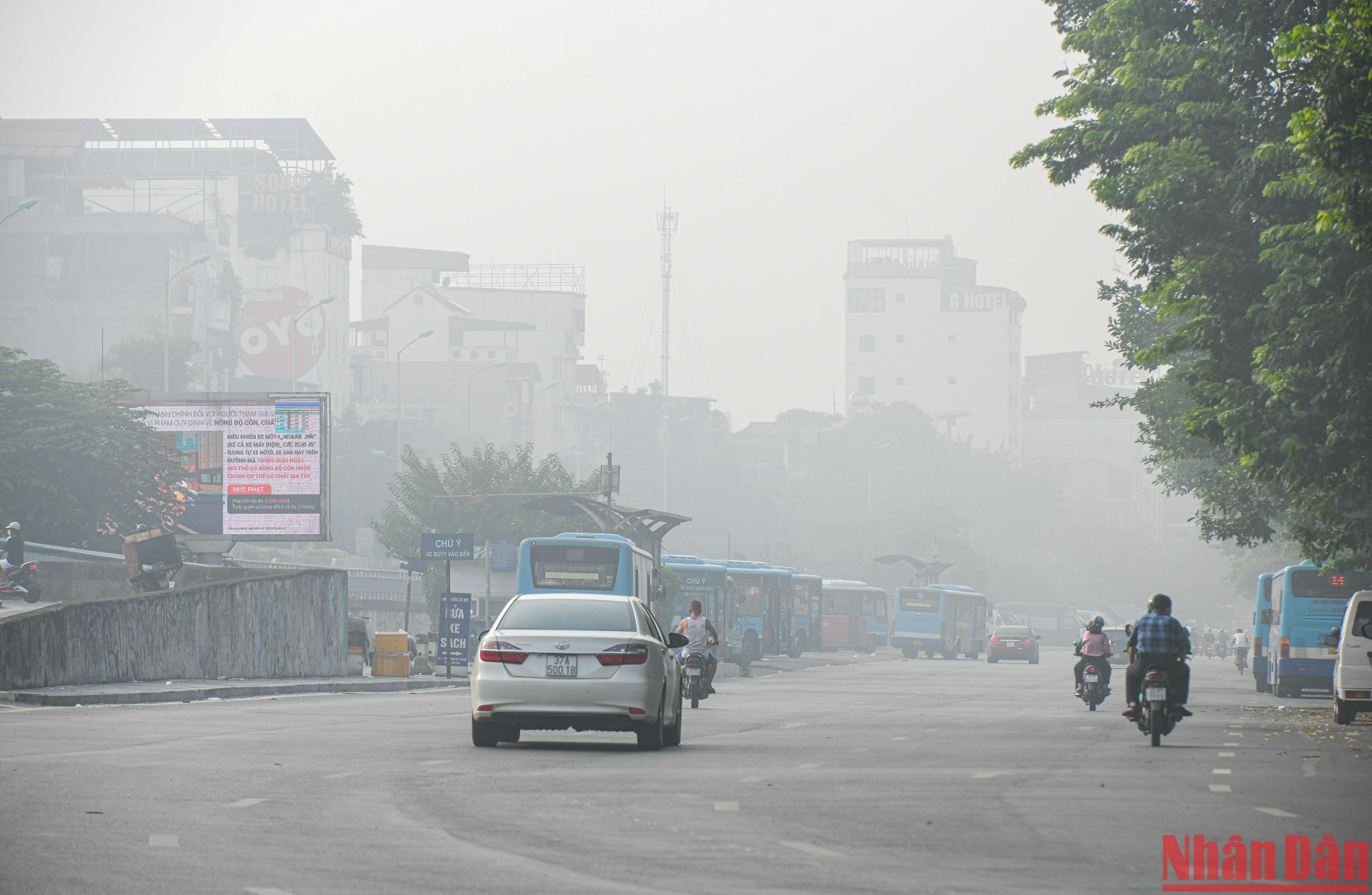 Màn sương mù bao trùm các tuyến đường, con phố của Hà Nội, khiến tầm nhìn xa bị hạn chế.