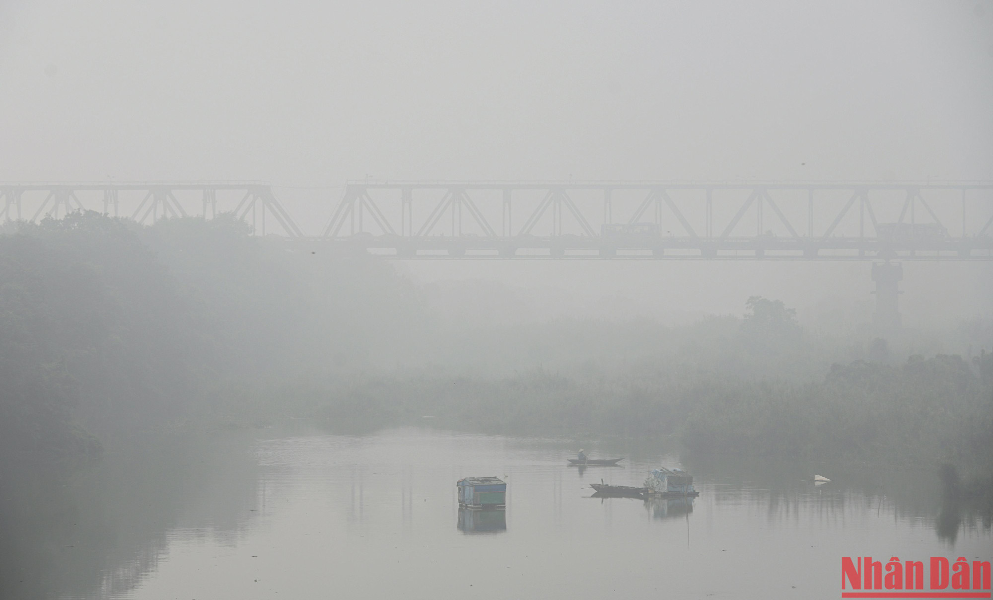 Màn sương mù dày đặc bao trùm cầu Long Biên lúc 7 giờ 30 phút sáng 18/9.