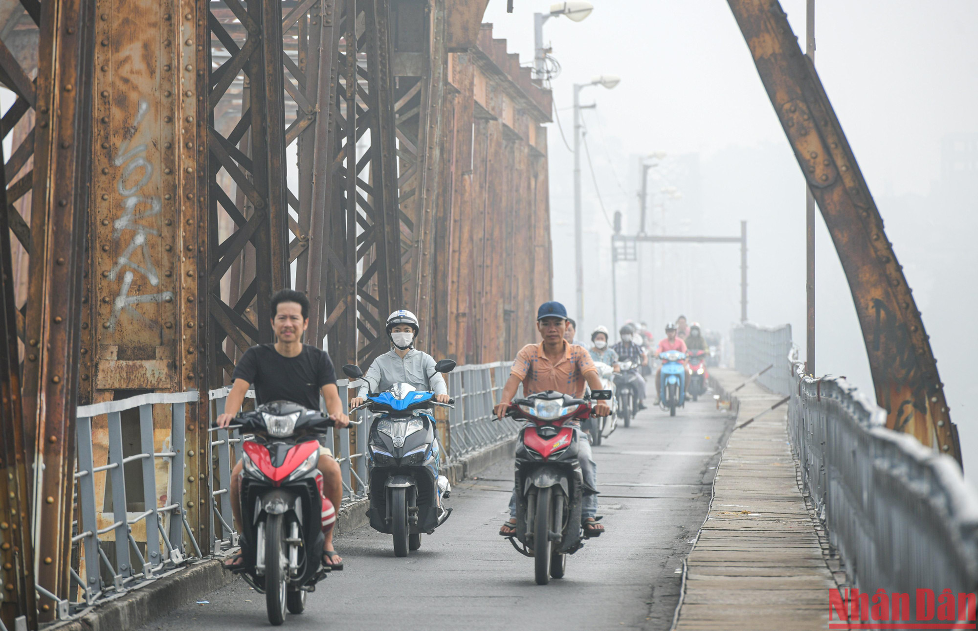 Sương mù dày đặc sáng nay khiến tầm nhìn giảm, người đi đường không thể nhìn thấy phía cuối cầu Long Biên khi đứng trên mặt cầu.