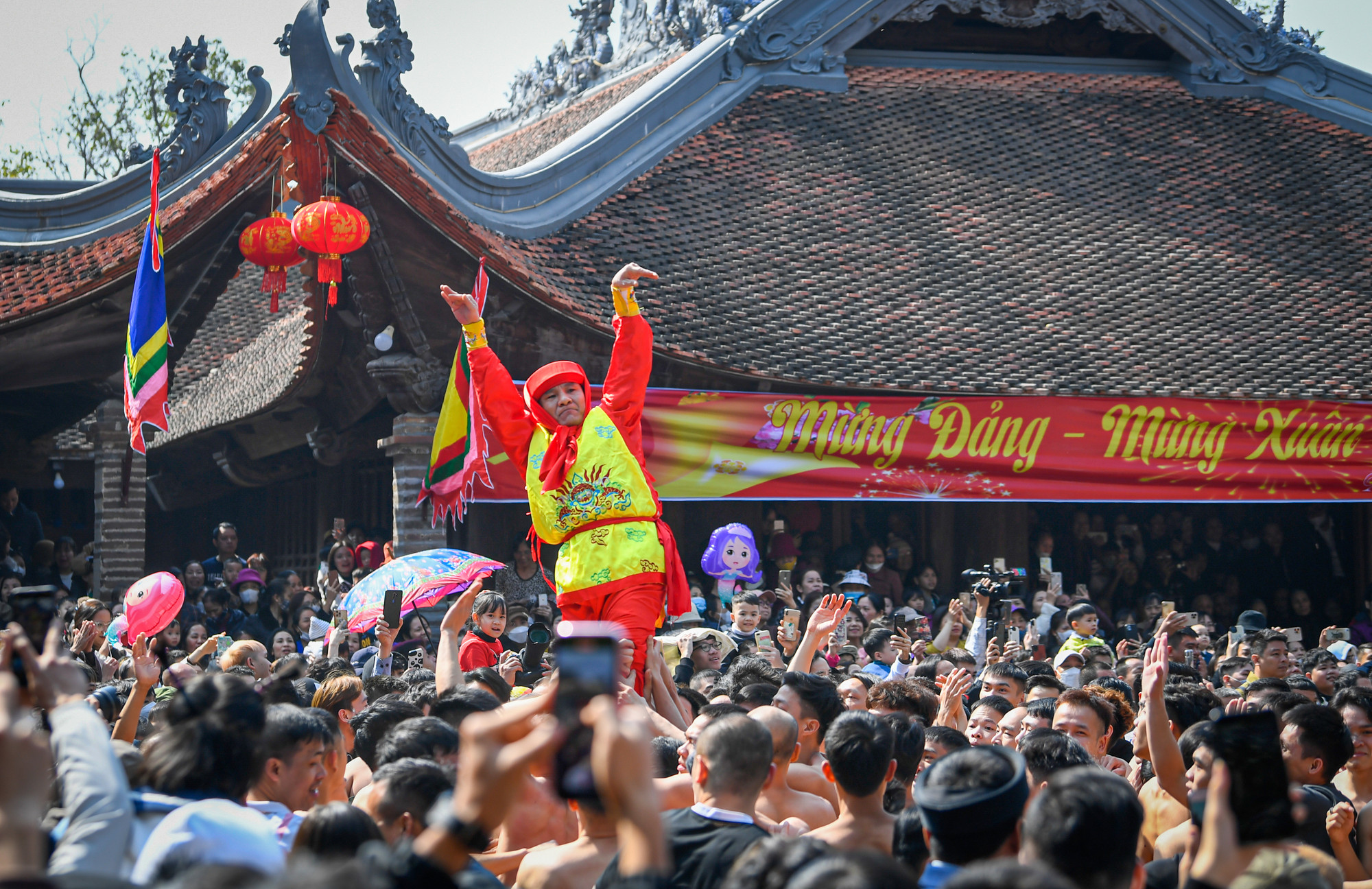 Mỗi vị tướng sẽ có trách nhiệm tổ chức quân cũng như làm ra một quả pháo. Quan đám khăn đóng giả gái mua vui cho mọi người. Vị quan đám nào được giữ đứng lâu nhất sẽ là người chiến thắng. Tiêu chuẩn lựa chọn 4 ông quan đám: Người 51 tuổi, gia đình văn hóa, con cái thành đạt.