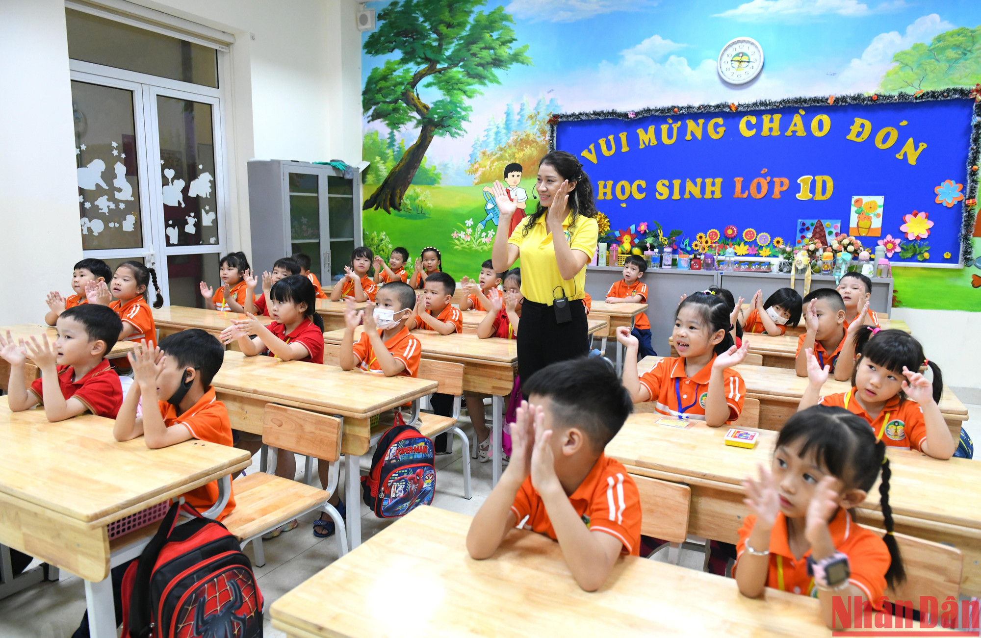 Cô Thiều Thị Thành, chủ nhiệm lớp 1C chia sẻ, trong 2 tuần đầu sau khi tựu trường, học sinh lớp 1 sẽ được làm quen với nhà trường, với học sinh lớp 1, đây là 2 "tuần học vàng" để các con làm quen với ngôi trường mới, làm quen với thầy cô, bạn bè. "Chương trình mới hướng tới giáo dục toàn diện, thay vì việc giáo viên nhận xét học sinh, thì hiện nay sẽ chú trọng để học sinh tự giao lưu với nhau. Trong giờ học, các con được tự đưa ra ý kiến, tự nhận xét lẫn nhau, cô giáo luôn tôn trọng sự nhận xét của trò. Bởi vậy, 10 ngày làm quen này với trẻ lớp 1 thực sự quan trọng. Các con được làm quen với môi trường tiểu học, được hướng dẫn về tư thế ngồi học, cách cầm bút, cầm vở, để sau khi khai giảng, các con có một tâm thế tự tin và sẵn sàng hơn", cô Thành cho biết.