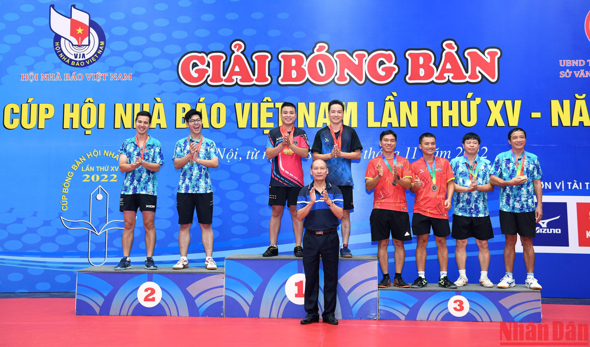 Trao giải nội dung Đôi nam cho các vận động viên.