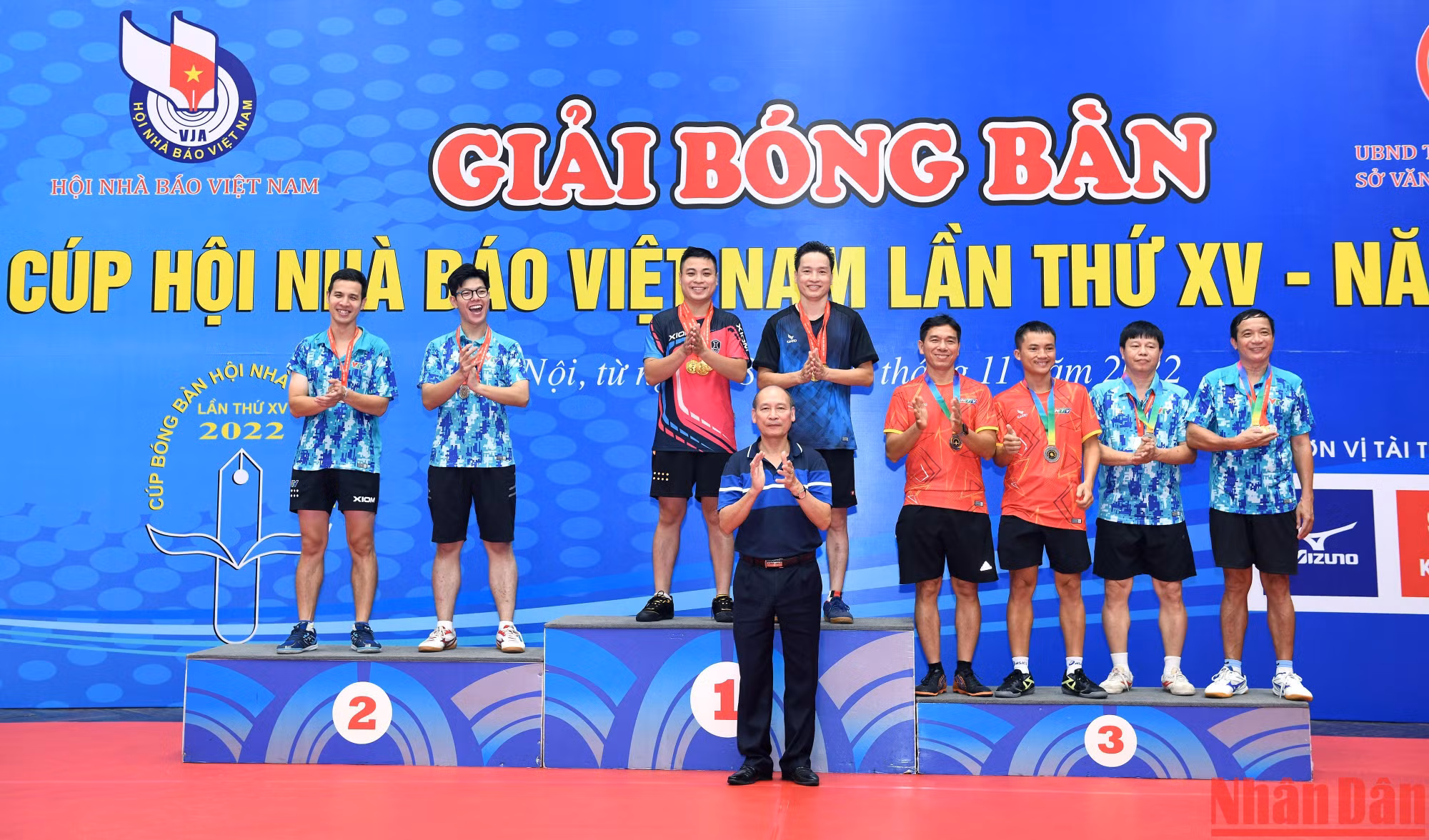 Trao giải nội dung Đôi nam cho các vận động viên.