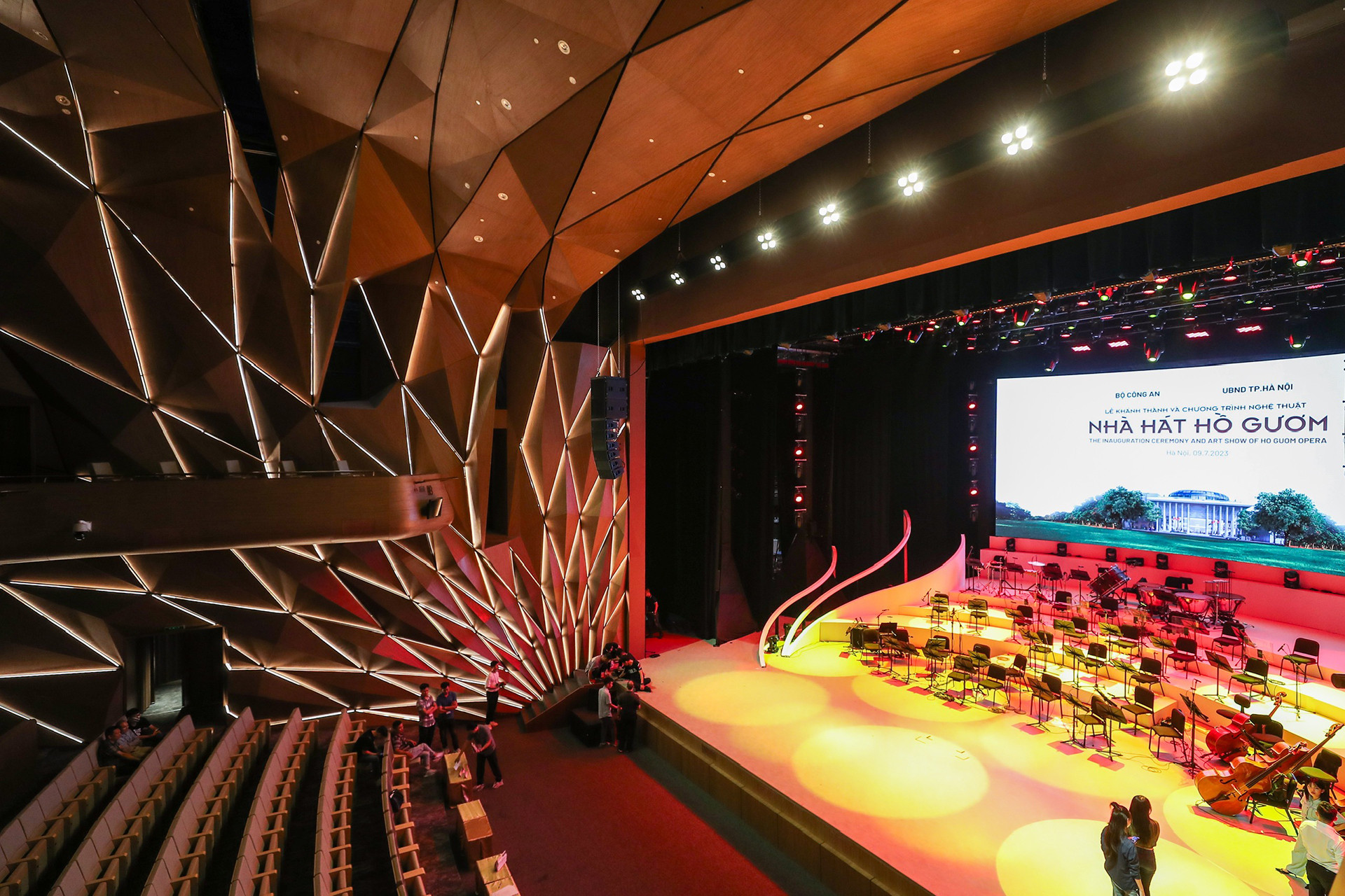 Ánh sáng của Nhà hát Hồ Gươm mang phong cách tự nhiên, đáp ứng được đa dạng các loại hình nghệ thuật khác nhau với các không gian biểu diễn đặc trưng riêng biệt như: Ánh sáng để chiếu vào sân khấu, ánh sáng để theo dõi các diễn viên, ánh sáng để tạo nên các khung cảnh nghệ thuật.