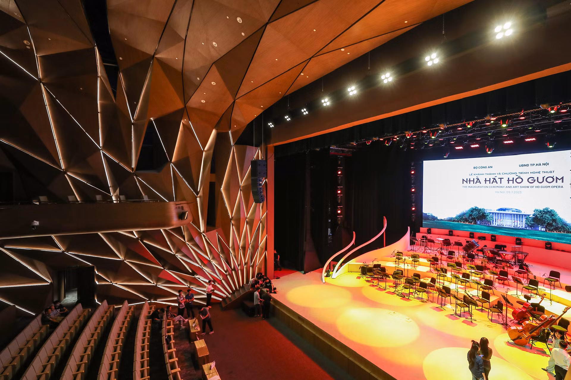 Ánh sáng của Nhà hát Hồ Gươm mang phong cách tự nhiên, đáp ứng được đa dạng các loại hình nghệ thuật khác nhau với các không gian biểu diễn đặc trưng riêng biệt như: Ánh sáng để chiếu vào sân khấu, ánh sáng để theo dõi các diễn viên, ánh sáng để tạo nên các khung cảnh nghệ thuật.