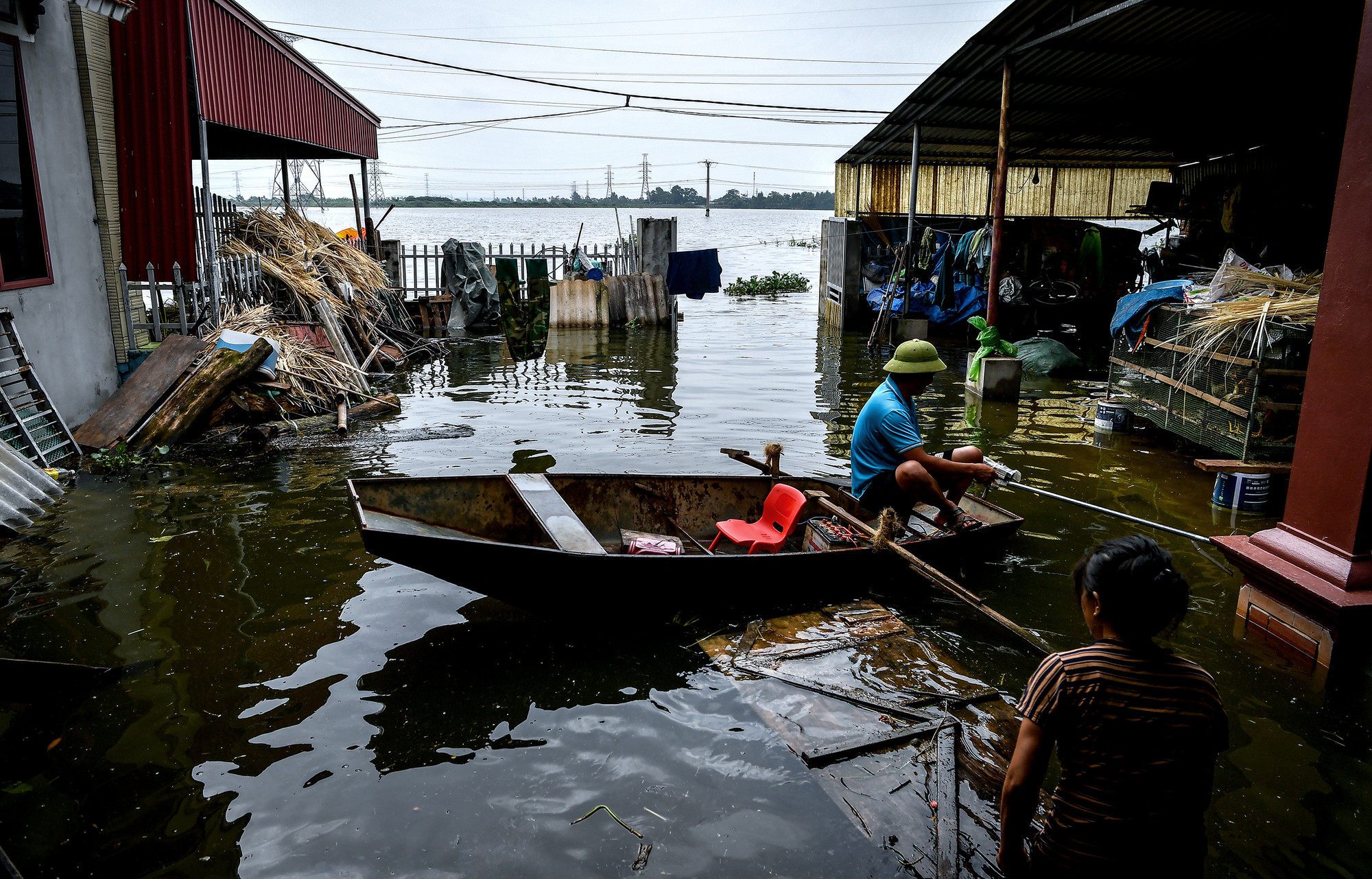 6 ngày nay, đại gia đình 7 người nhà bà Nguyễn Thị Tuyết tại xóm 4 đã phải sống trong cảnh 4 bề là nước. Mọi sinh hoạt đều được thực hiện trên mặt sàn được đôn cao. 6 ngày nay, đại gia đình 7 người nhà bà Nguyễn Thị Tuyết tại xóm 4 đã phải sống trong cảnh 4 bề là nước. Mọi sinh hoạt đều được thực hiện trên mặt sàn được đôn cao.
