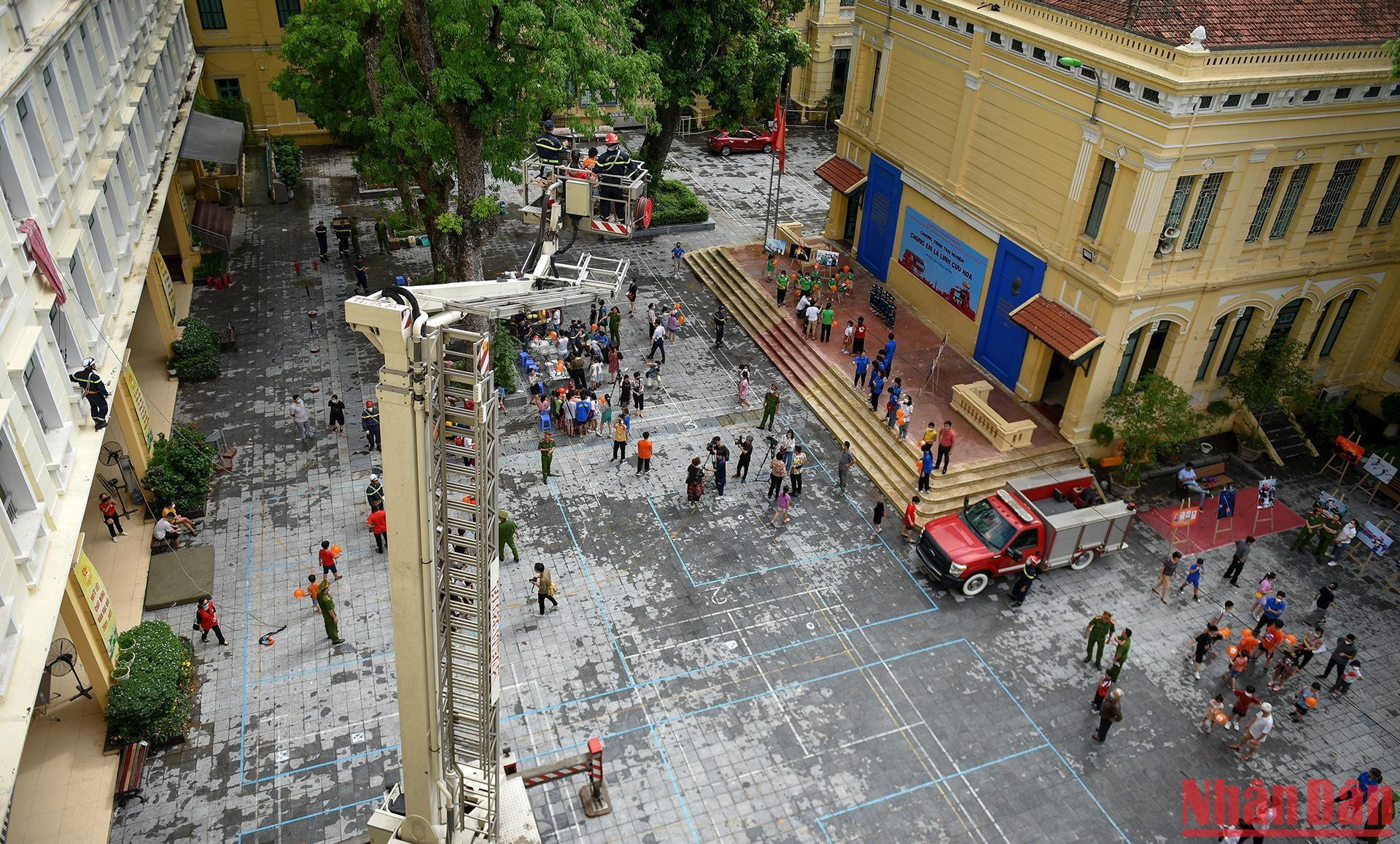 Sân trường THCS Trưng Vương nơi diễn ra chương trình trải nghiệm “Chúng em là lính cứu hỏa”.