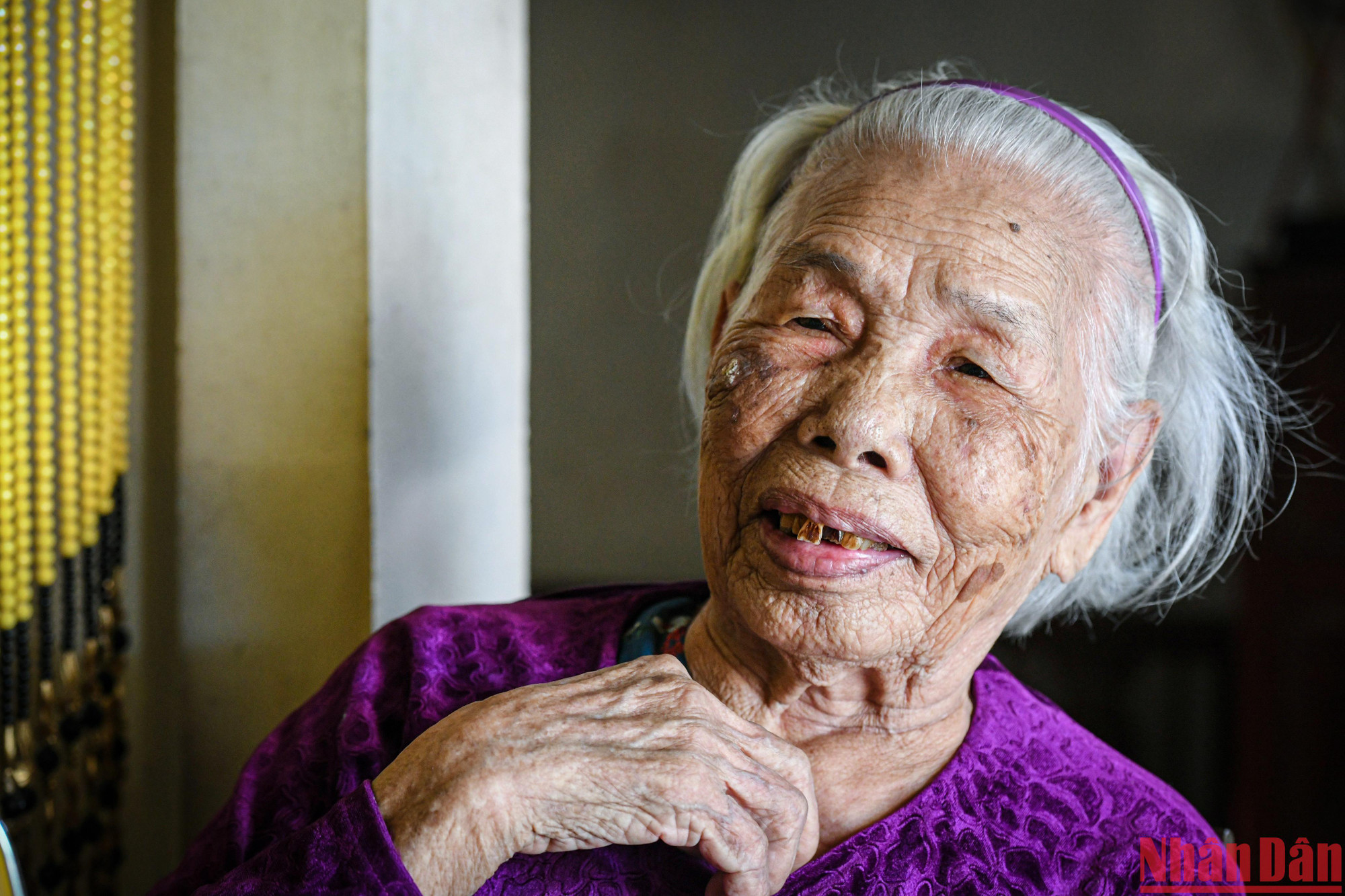 Mẹ Việt Nam Anh hùng Đào Thị Vui, 100 tuổi, ở thôn Đại An Khê chia sẻ cùng phóng viên Báo Nhân Dân.