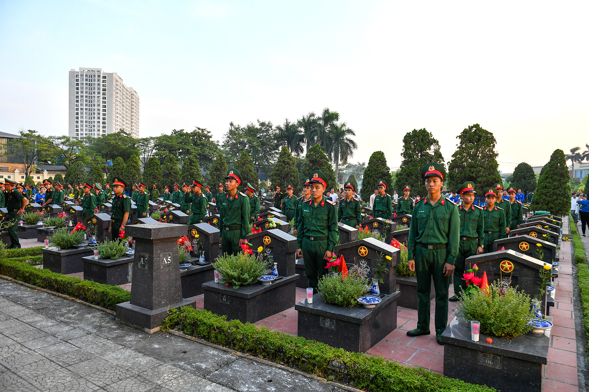 Lễ thắp nến tri ân các Anh hùng liệt sĩ cấp Trung ương năm nay được tổ chức tại Nghĩa trang Liệt sĩ thành phố Hà Nội - nơi yên nghỉ của 2.188 người con ưu tú của Thủ đô, của dân tộc đã anh dũng hy sinh trong các cuộc kháng chiến của đất nước và cả trong thời bình.