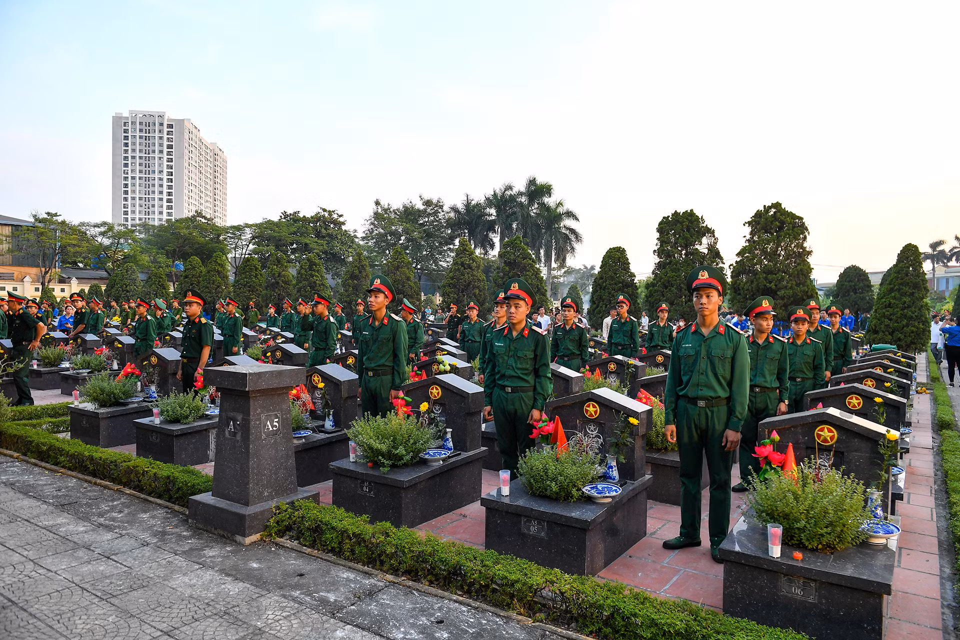 Lễ thắp nến tri ân các Anh hùng liệt sĩ cấp Trung ương năm nay được tổ chức tại Nghĩa trang Liệt sĩ thành phố Hà Nội - nơi yên nghỉ của 2.188 người con ưu tú của Thủ đô, của dân tộc đã anh dũng hy sinh trong các cuộc kháng chiến của đất nước và cả trong thời bình.