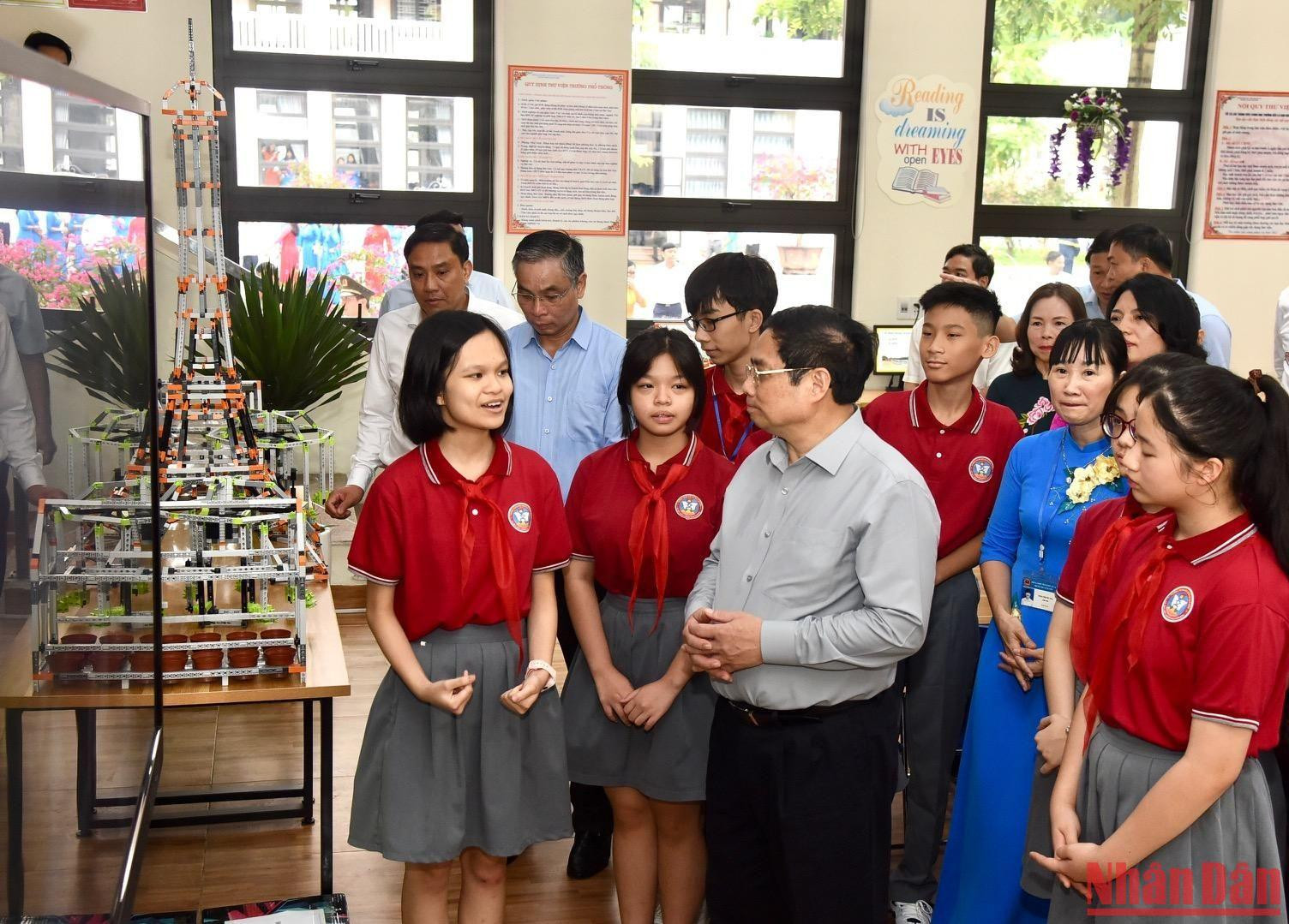 Các em học sinh giới thiệu hoạt động học tập tại trường với Thủ tướng.