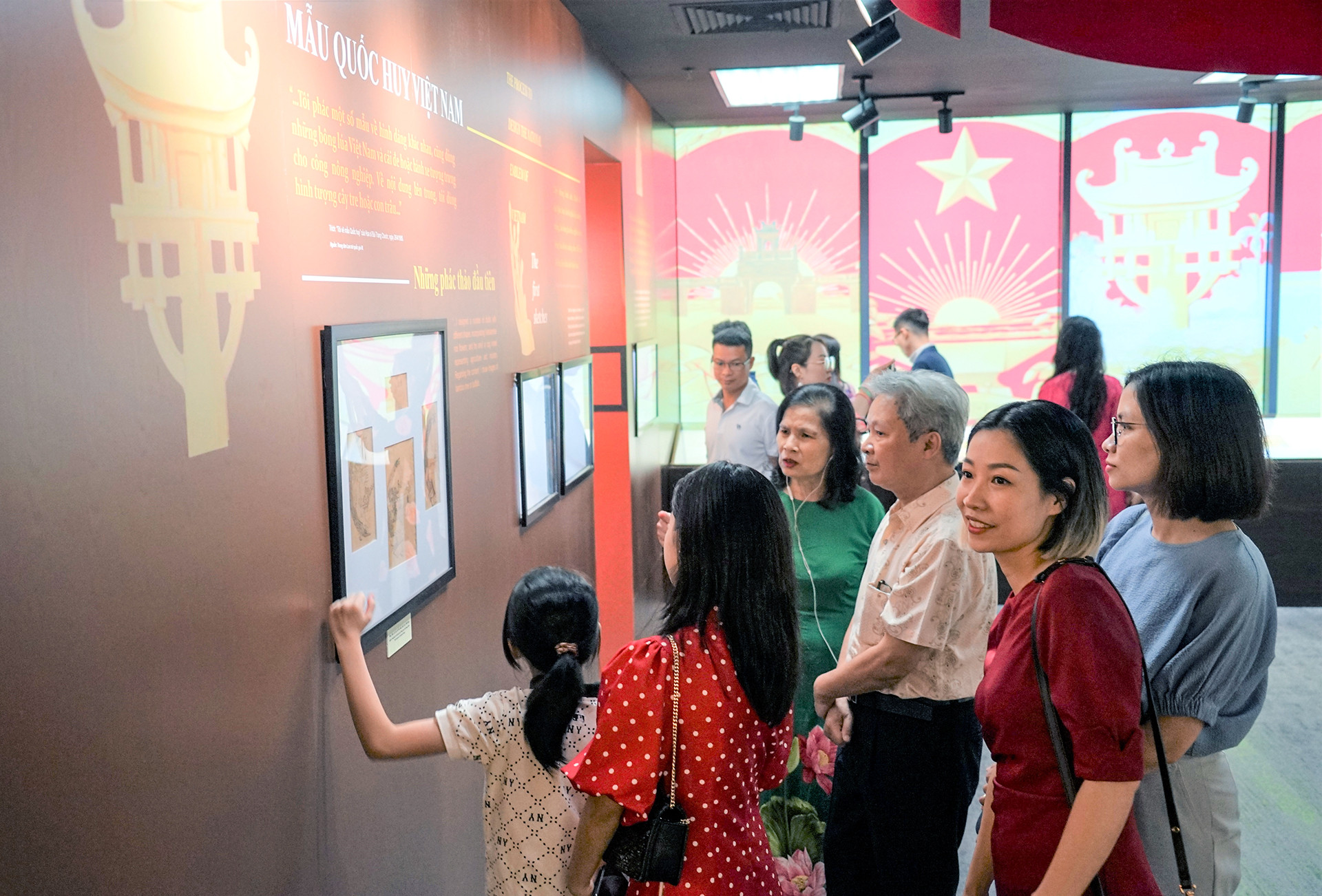 Triển lãm giúp người xem hiểu rõ hơn về quá trình hình thành Quốc huy Việt Nam.