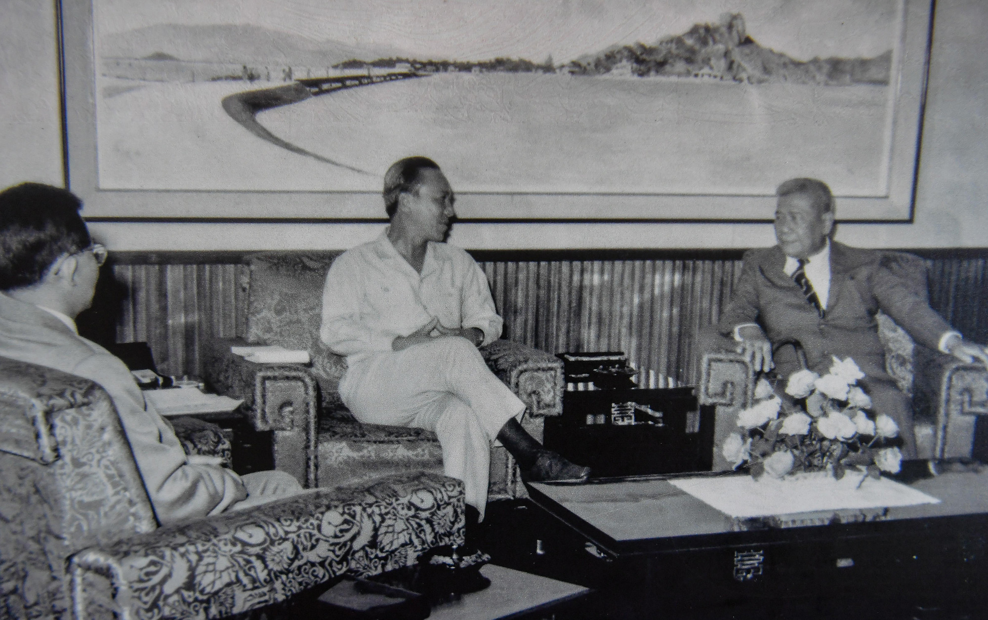 Phòng làm việc của Tổng thống. Tổng thống Việt Nam Cộng hòa Nguyễn Văn Thiệu (giữa), Thủ tướng Việt Nam Cộng hòa Trần Văn Hương (phải) tiếp Tổng trưởng Văn hóa giáo dục và thanh niên - Lê Minh Trí (trái) ngày 25/9/1968.