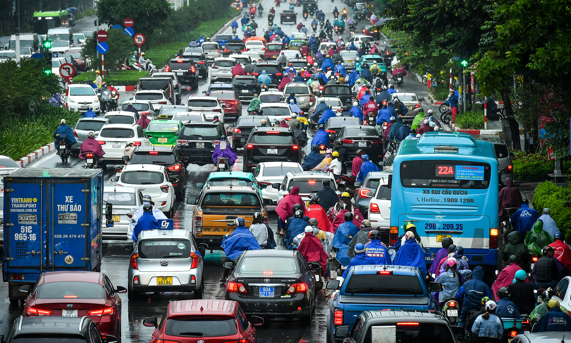 Đường Nguyễn Chí Thanh cũng xảy ra hiện tượng ùn tắc trong sáng ngày 13/11.