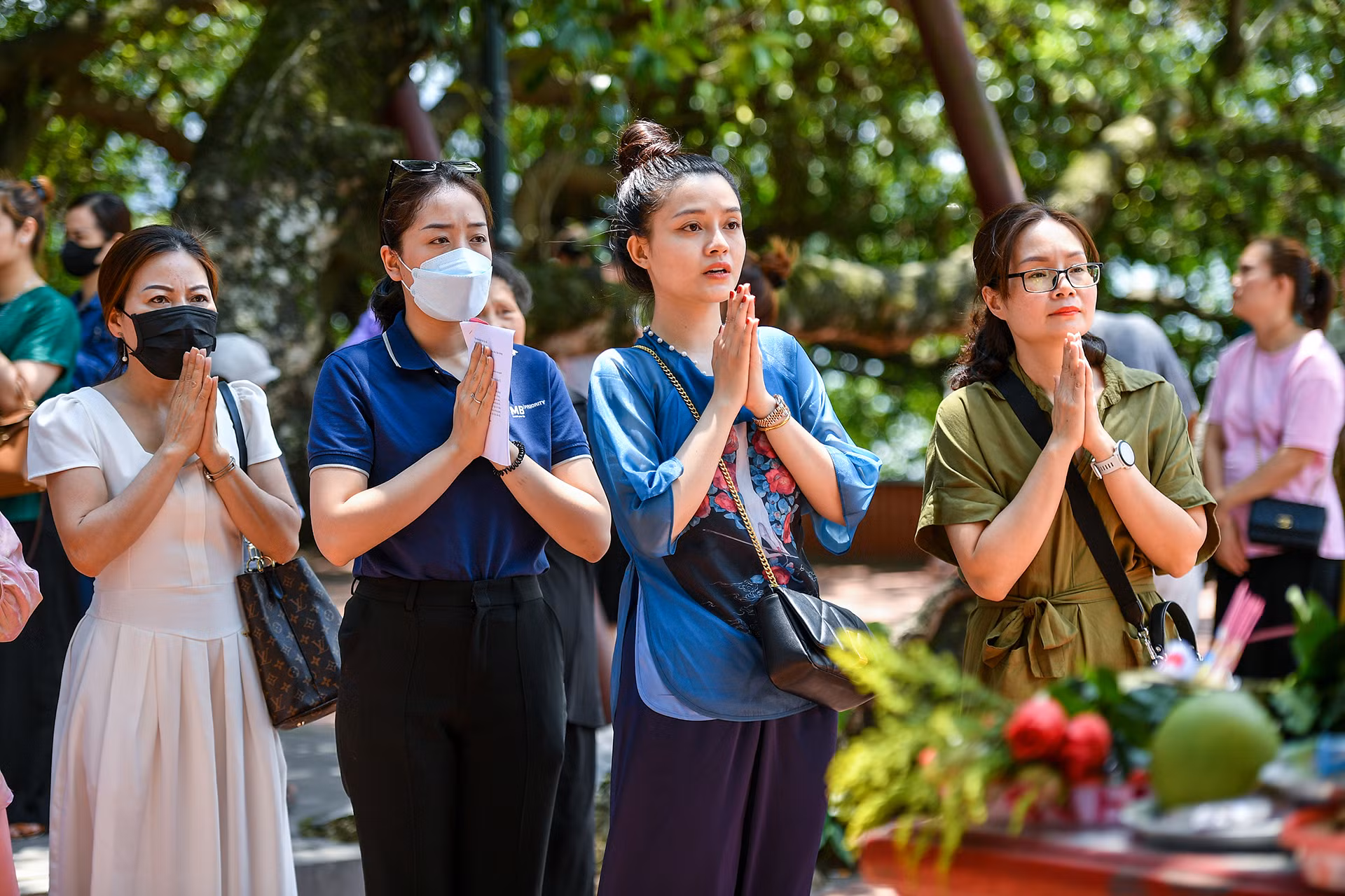 [Ảnh] Người dân Thủ đô tấp nập đi chùa ngày Rằm tháng 7