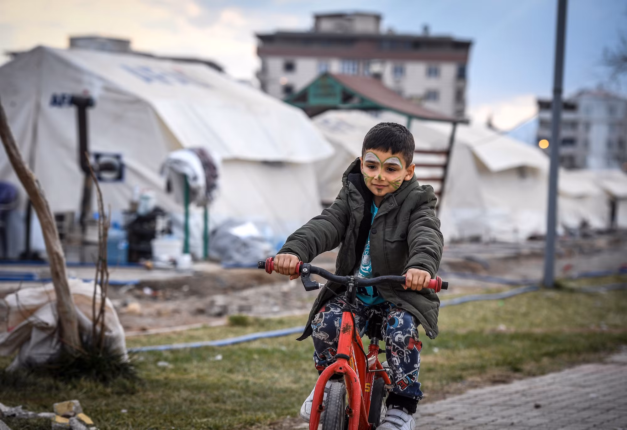 Hay đạp xe quanh khu lều trại... Hay đạp xe quanh khu lều trại...
