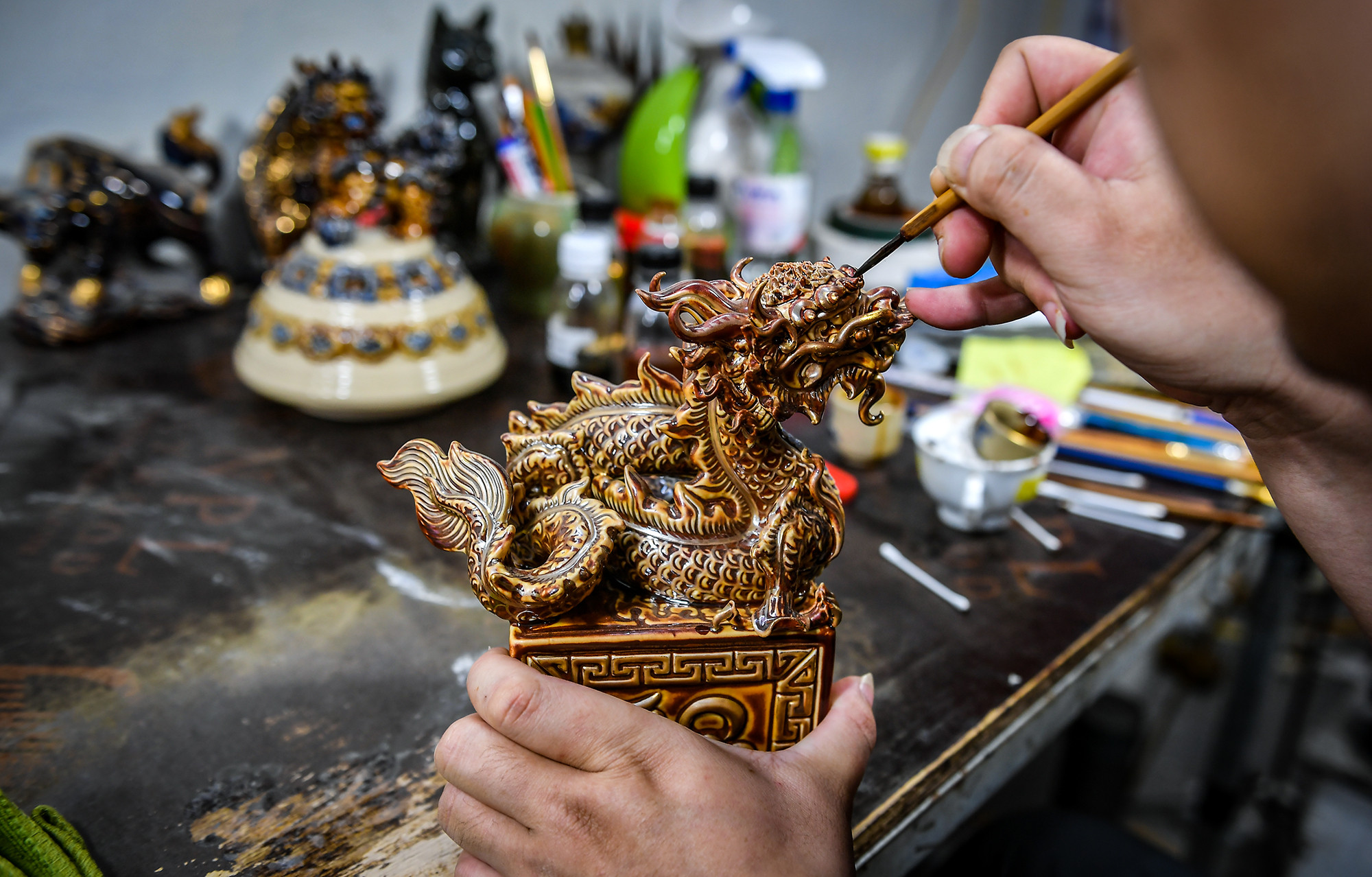 Người thợ thủ công chăm chú trong từng chi tiết để bảo đảm sản phẩm được hoàn thiện một cách sắc nét nhất.