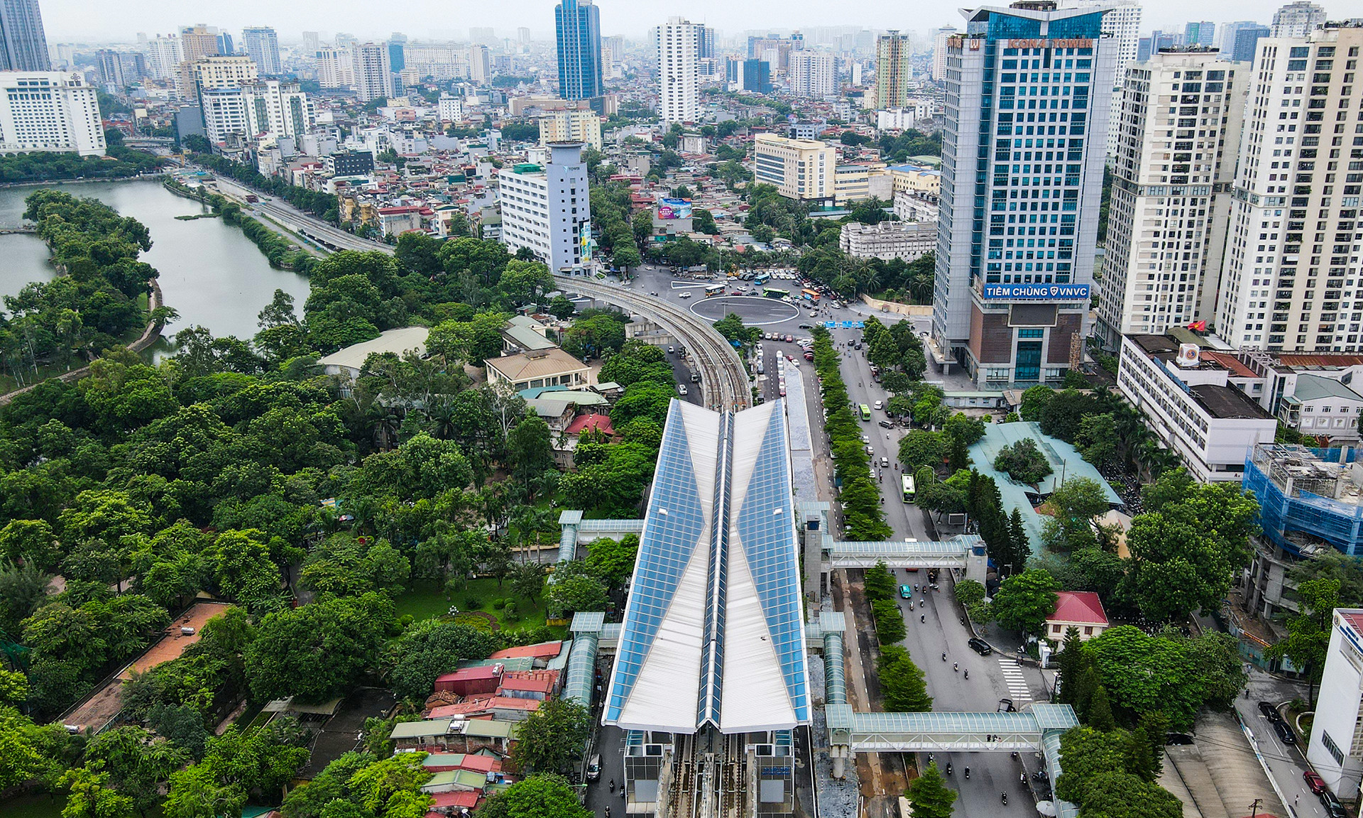 Nằm trên đường Cầu Giấy, đối diện Đại học Giao thông vận tải, ga Cầu Giấy là ga trung chuyển có vai trò quan trọng bậc nhất trên toàn bộ tuyến đường sắt đô thị Hà Nội, đoạn từ Nhổn-ga Hà Nội.