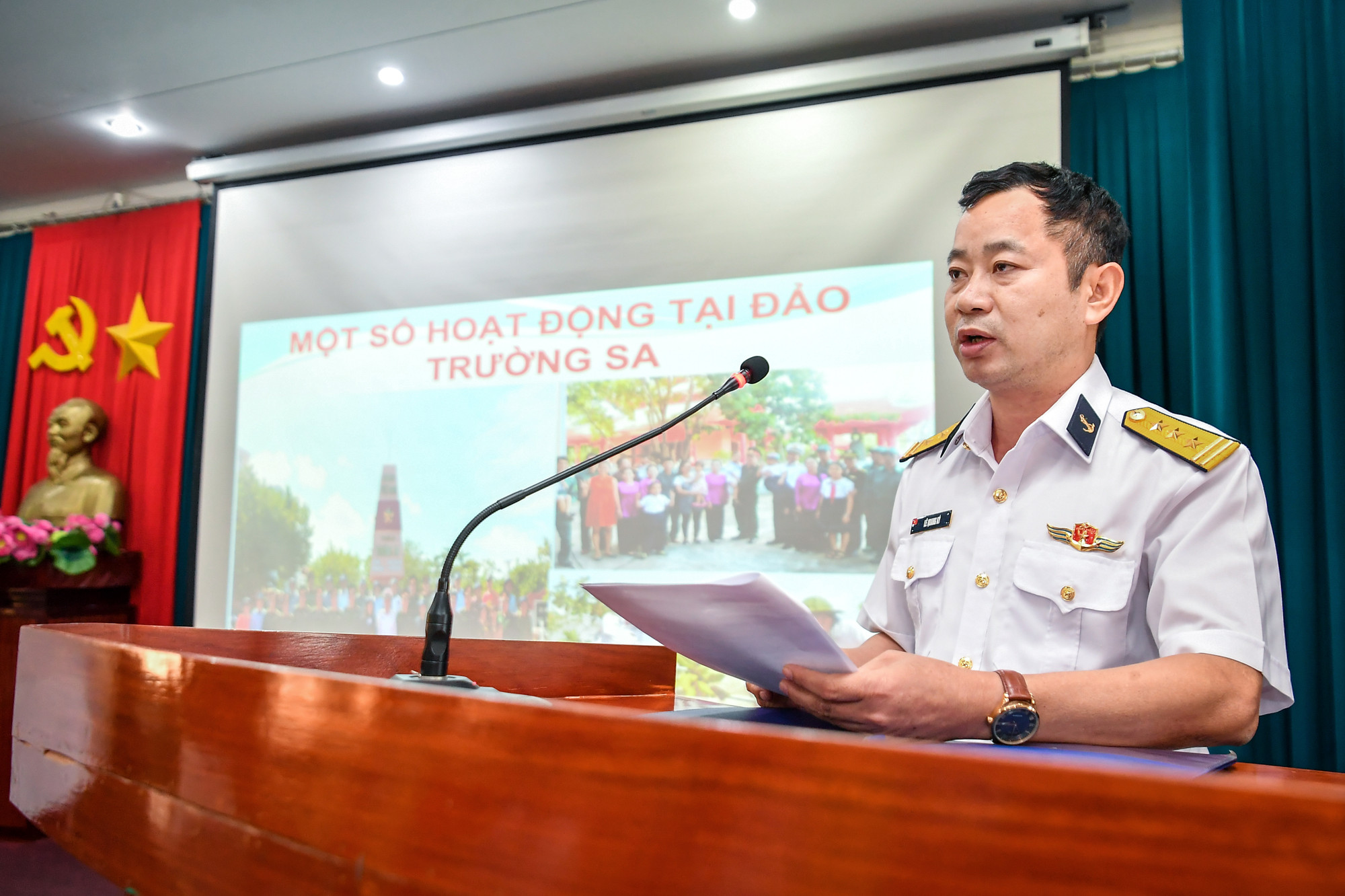 Thượng tá Lê Duy Ký, Phó Chi đội trưởng Chi đội Kiểm ngư số 2 phổ biến công tác bảo đảm an toàn cho Đoàn công tác.