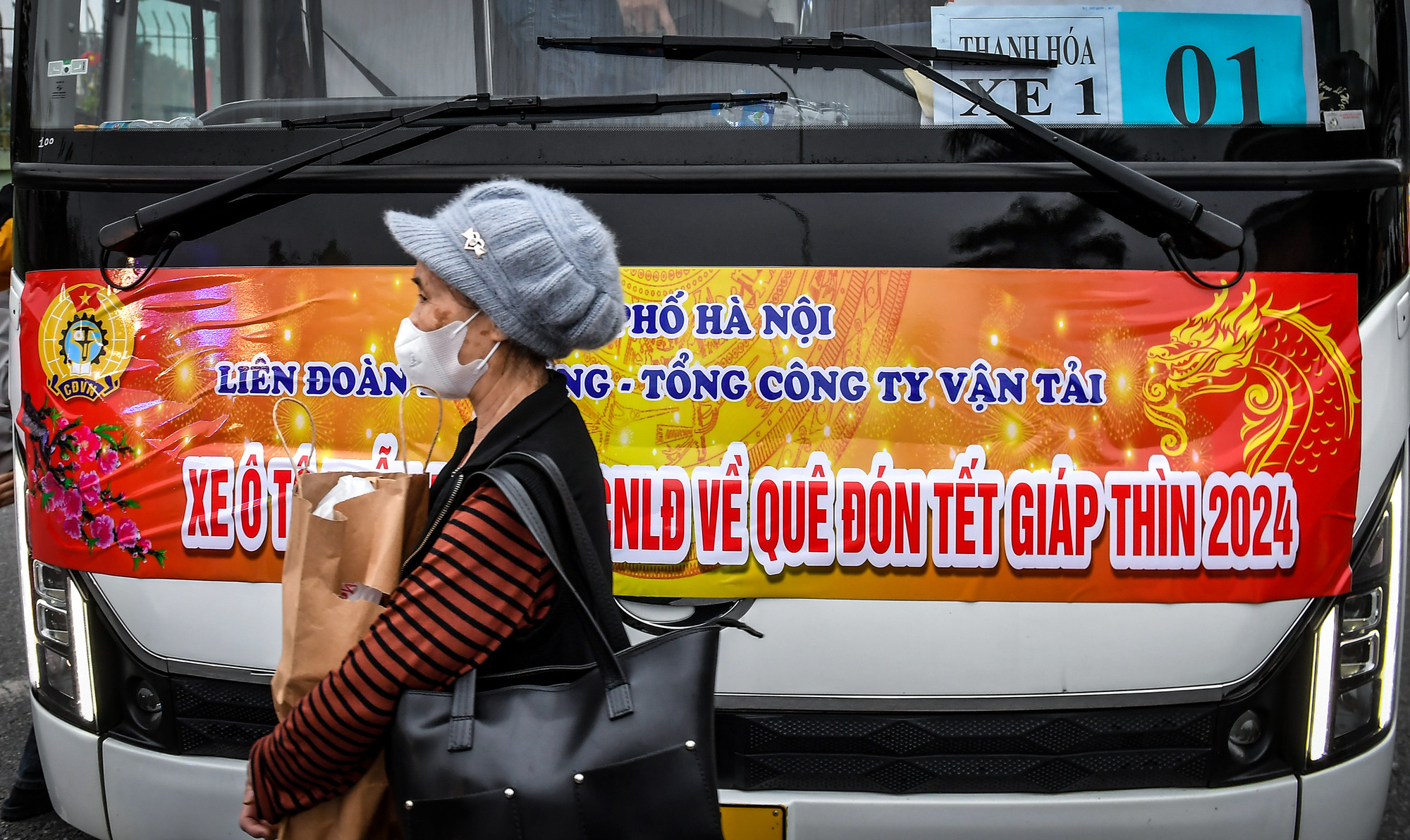 [Ảnh] 1.200 công nhân Hà Nội dậy từ 4 giờ đón chuyến xe miễn phí về quê đón Tết ảnh 4