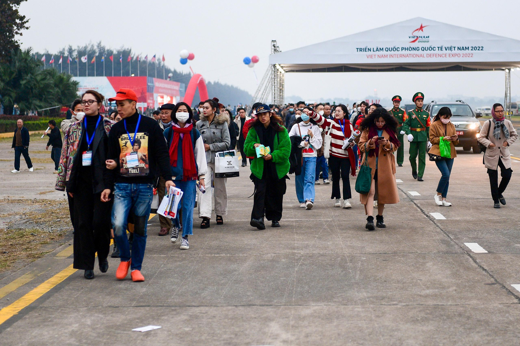 Do số lượng người dân tới tham quan khá đông, lên tới hàng chục nghìn người nên Ban Tổ chức đã phải tạm dừng đón khách và chia thành nhiều nhóm nhỏ để tránh việc chen lấn gây mất an toàn.