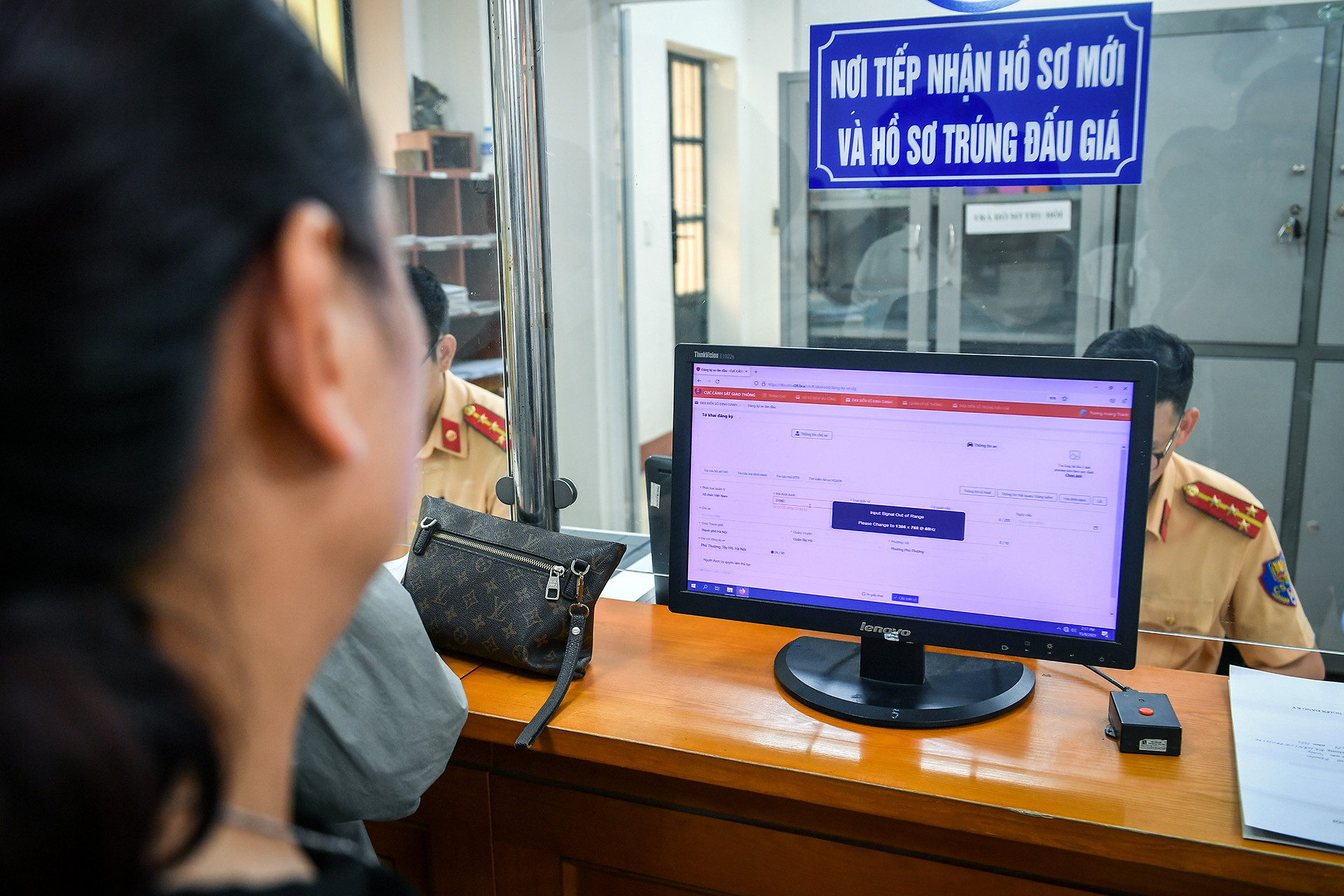 Màn hình máy tính hiển thị thông tin về phương tiện được quay ra ngoài khu vực người dân làm các thủ tục để kiểm tra thông tin. Đơn vị đã phải tập huấn, học hỏi để sử dụng thành thạo công nghệ nhằm phục vụ người dân đến làm các thủ tục một cách tốt nhất.